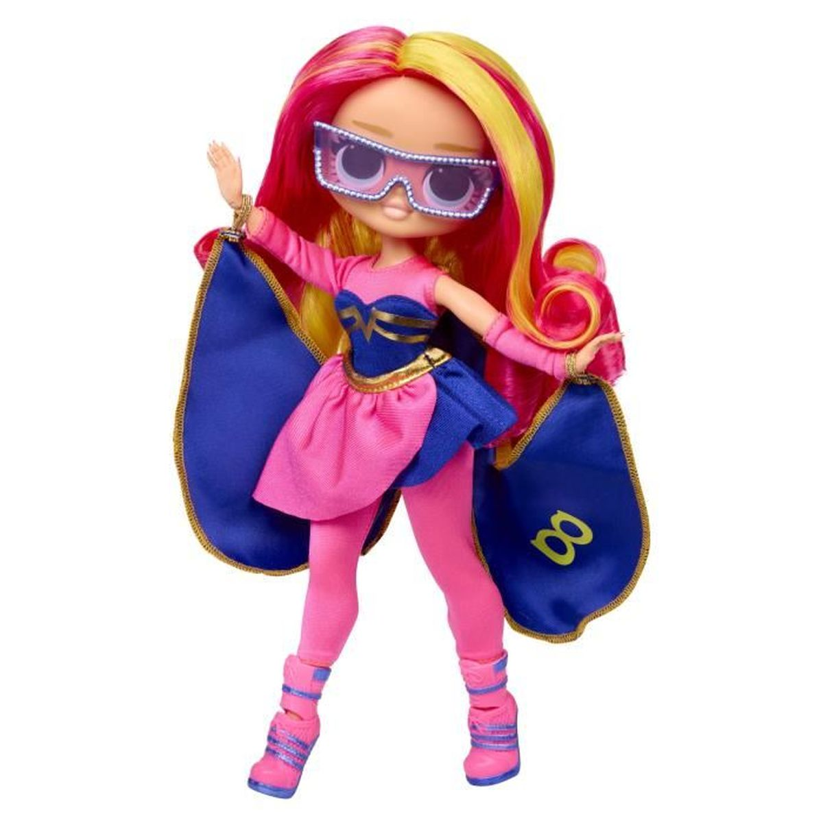 Eine Puppe mit rosa und gelbem Haar, Brille, rosa und blauem Outfit und Stiefeln, mit einem blauen Umhang.