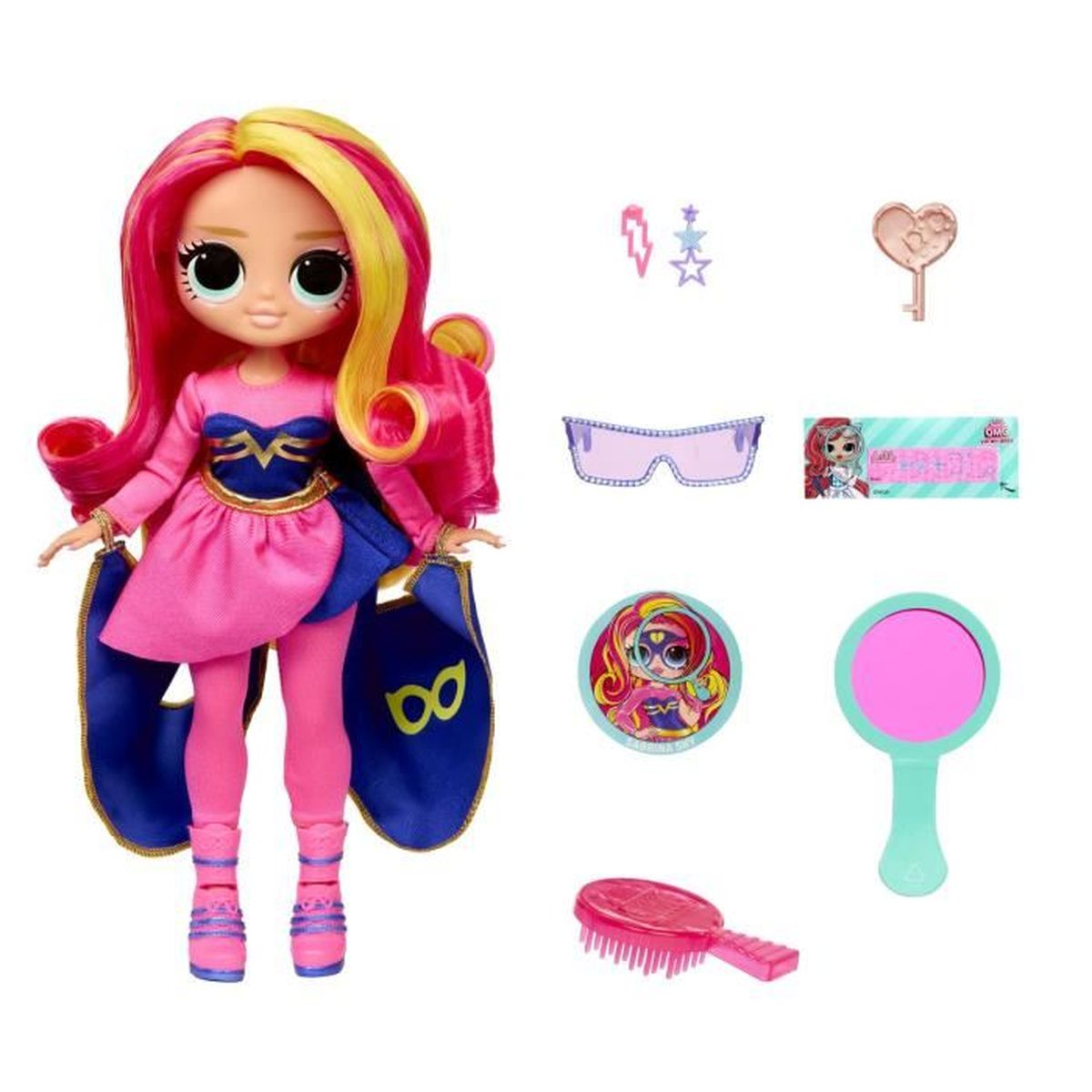 Eine Puppe mit pinken und gelben Haaren, die ein pinkes Outfit und einen Umhang trägt. Zubehör umfasst einen Schlüssel, eine Brille, einen Spiegel, eine Bürste und Aufkleber.