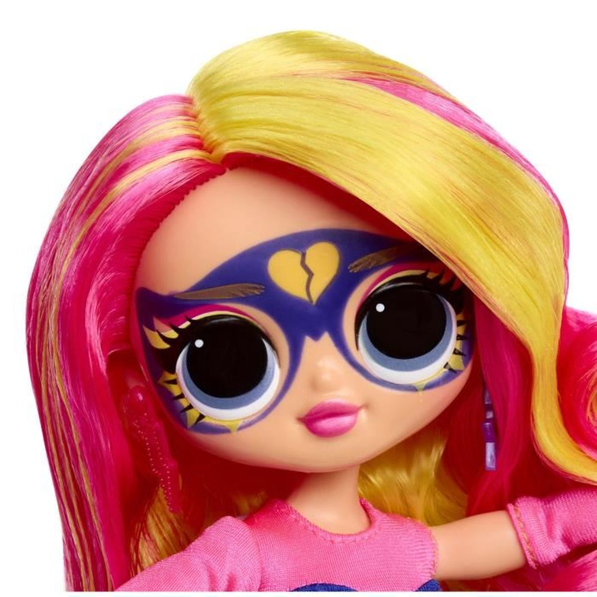 Puppe mit rosa und gelbem Haar, blauer Maske mit gebrochenem Herzen und großen schwarzen Augen, trägt ein rosa Hemd.