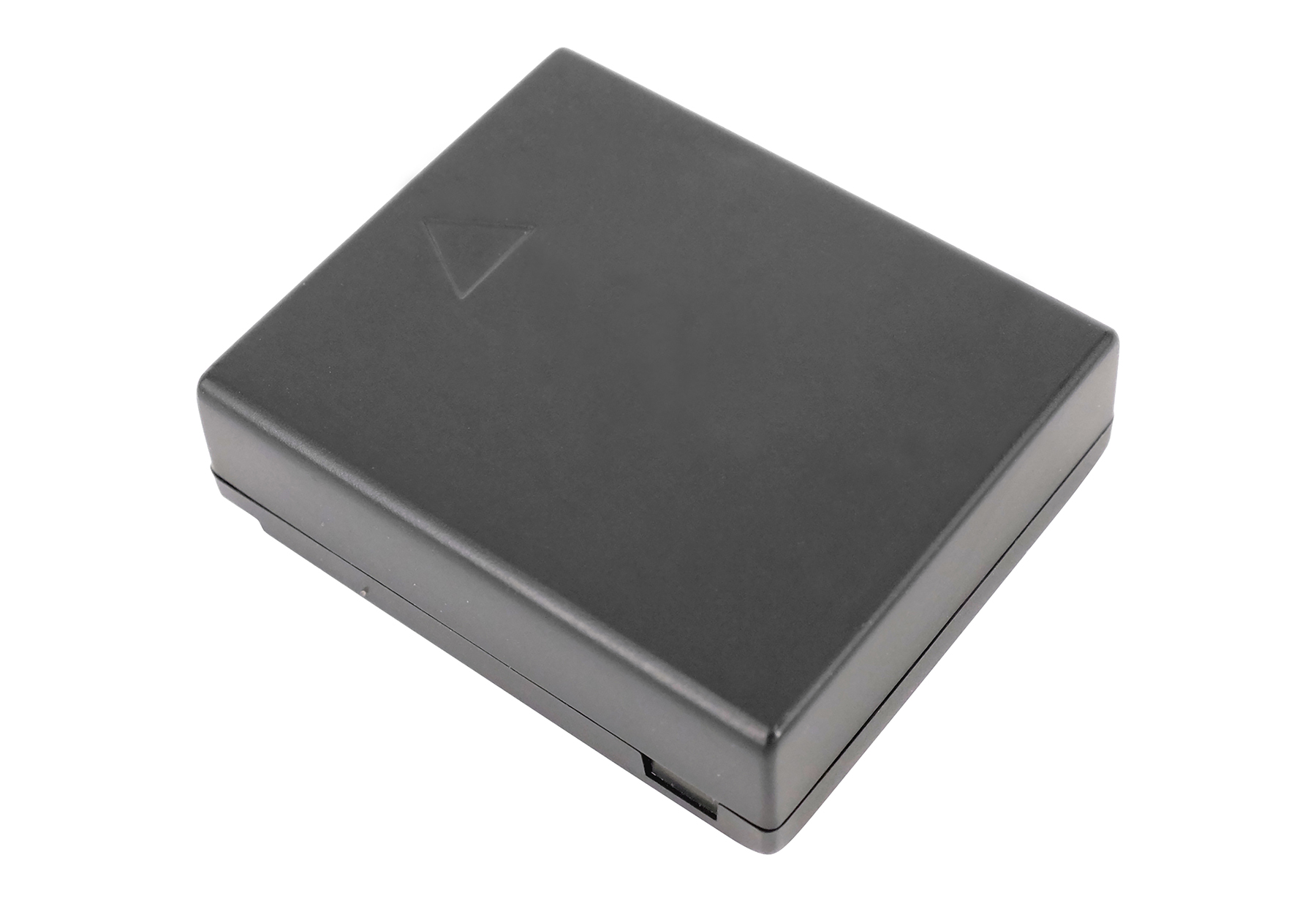 Eine rechteckige, schwarze Box mit einem Dreieck oben. Sie ist auf weißem Hintergrund isoliert.