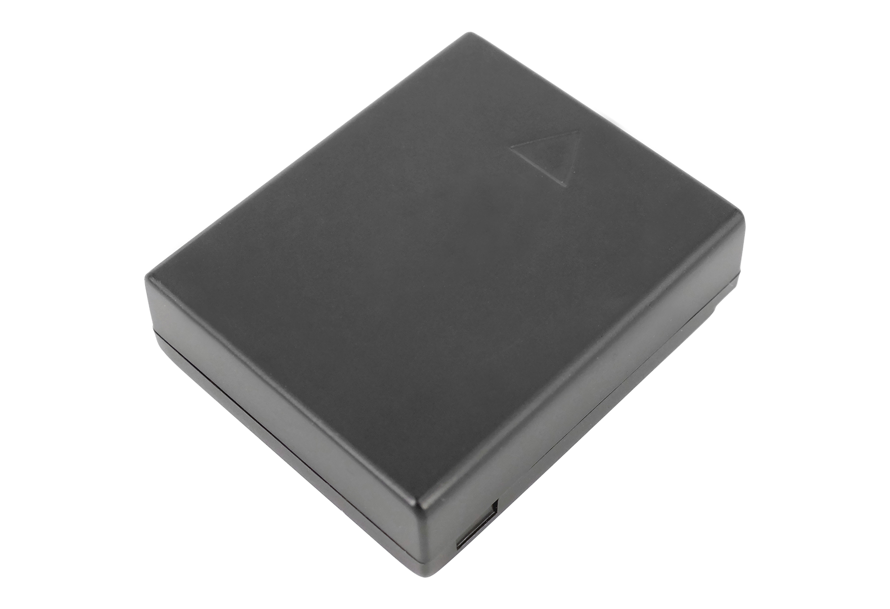 Eine rechteckige, schwarze Box mit einem Dreieck oben drauf. Sie ist auf weißem Hintergrund isoliert.