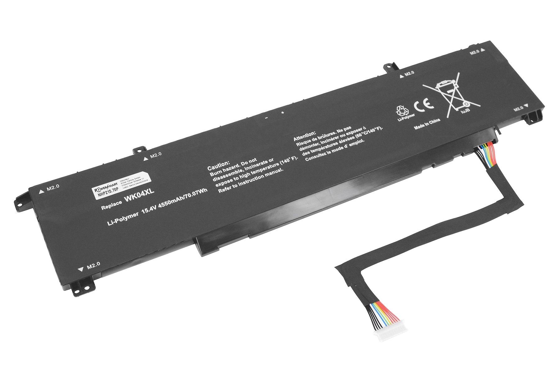 Ein Laptop-Akku mit Warnhinweisen und einem Anschlusskabel. Schwarz- und Grautöne dominieren. Text ist sichtbar.