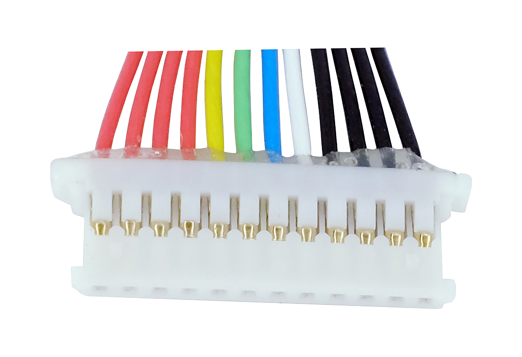 Ein weißer Stecker mit mehreren farbigen Drähten: rot, gelb, grün, blau, weiß und schwarz, in einer Reihe angeordnet.