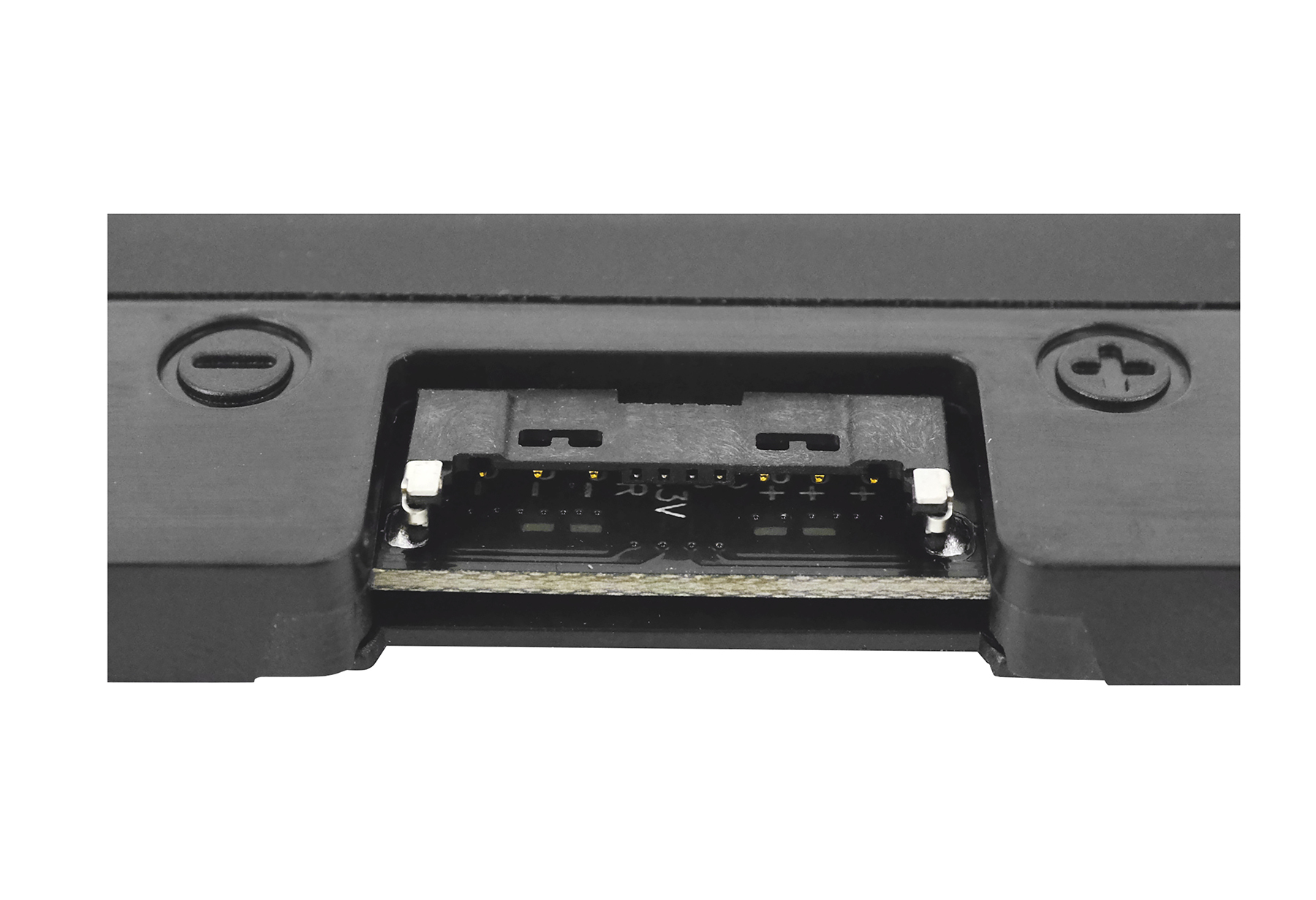 Nahaufnahme einer schwarzen elektronischen Komponente mit Steckerstiften und Markierungen. Der Hintergrund ist weiß.