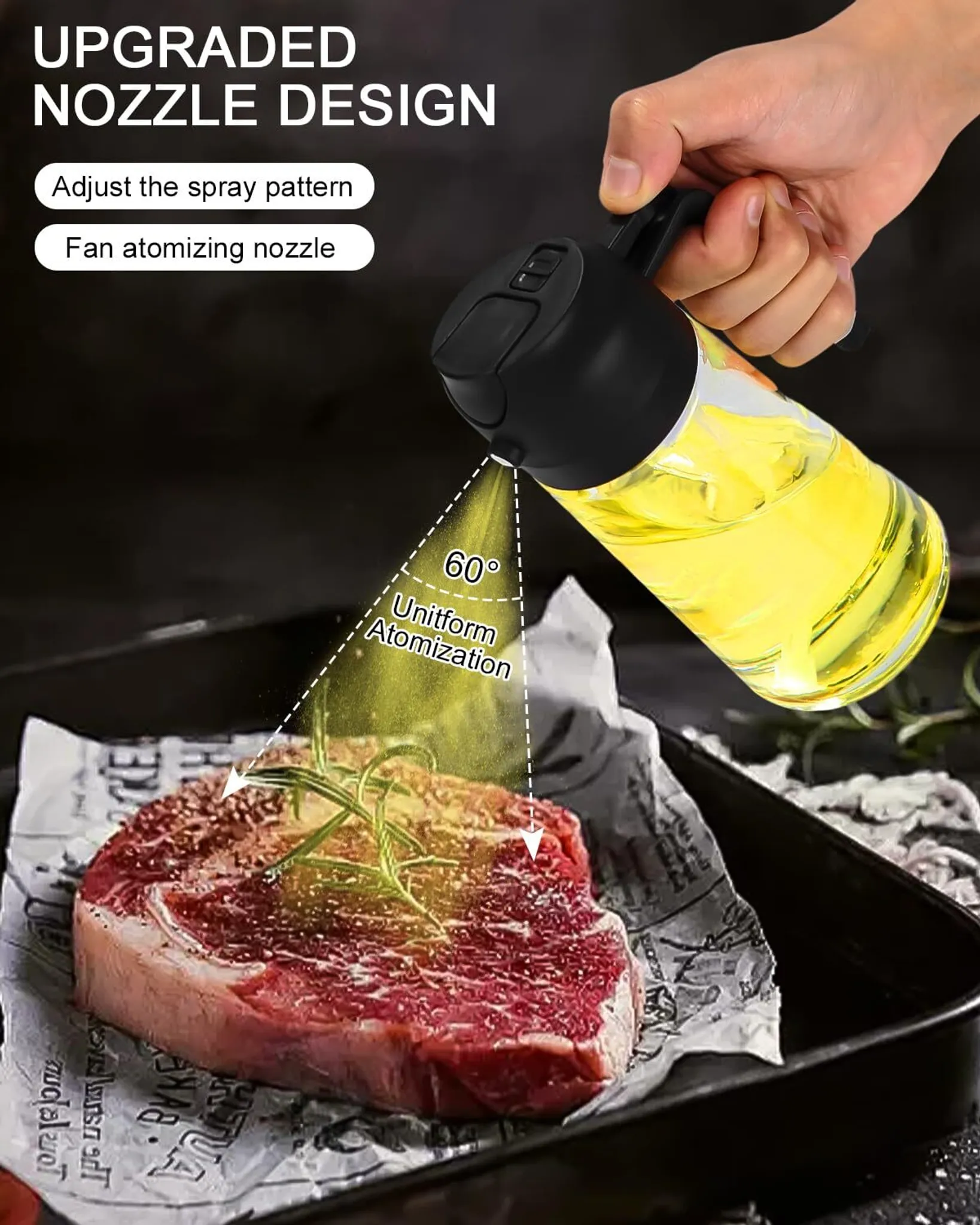 Eine Hand hält einen Ölsprüher über einem Steak auf Papier. Der Sprüher ist schwarz und das Öl ist gelb. Zerstäubung wird gezeigt.