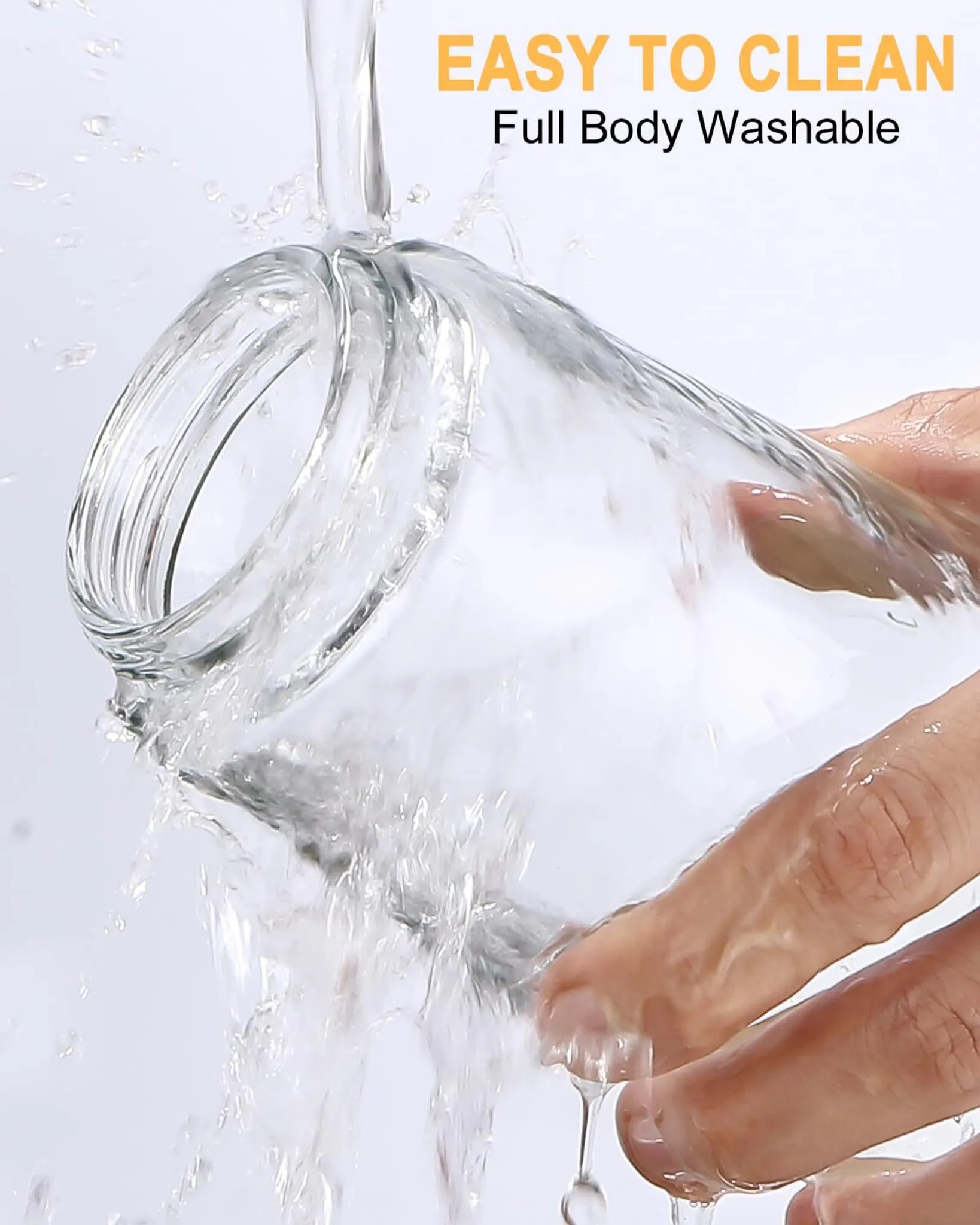 Wasser gießt in eine Glasflasche. Die Flasche wird von einer Hand gehalten. Der Text lautet 'Easy to Clean, Full Body Washable'.