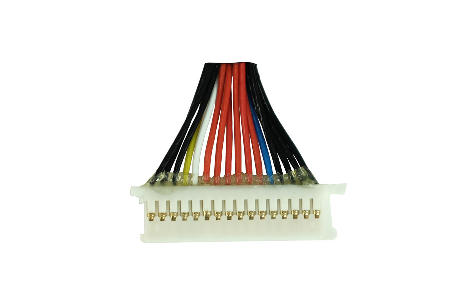 Ein weißer Stecker mit mehreren farbigen Drähten. Drähte sind schwarz, rot, weiß, gelb und blau. Der Stecker hat goldene Stifte.