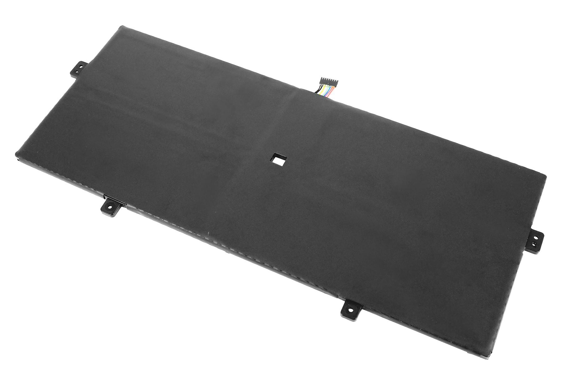 Ein rechteckiger schwarzer Laptop-Akku mit einem kleinen quadratischen Ausschnitt und einem bunten Kabelanschluss auf weißem Grund.