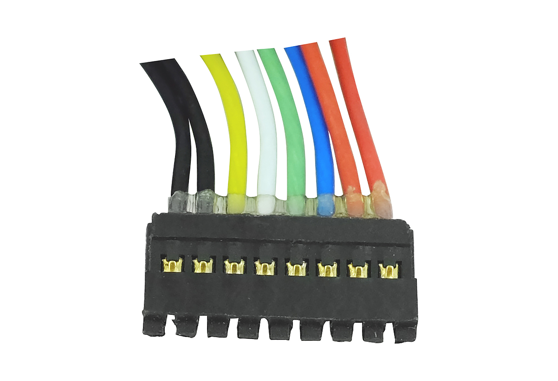 Ein schwarzer Stecker mit verschiedenen farbigen Drähten (schwarz, gelb, weiß, grün, blau, rot), die aus ihm vor weißem Hintergrund hervorgehen.