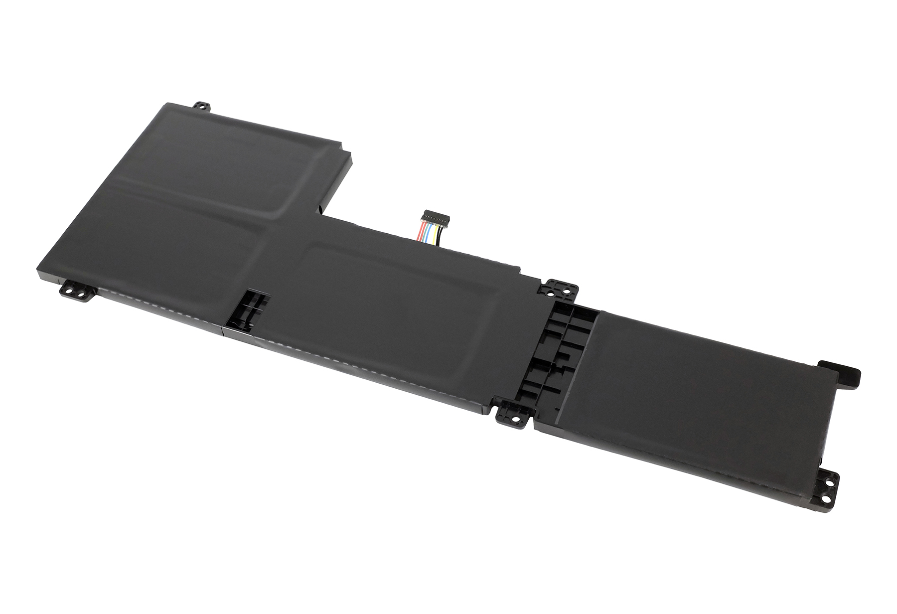 Ein schwarzer Laptop-Akku auf weißem Hintergrund. Er hat einen Stecker mit farbigen Drähten.