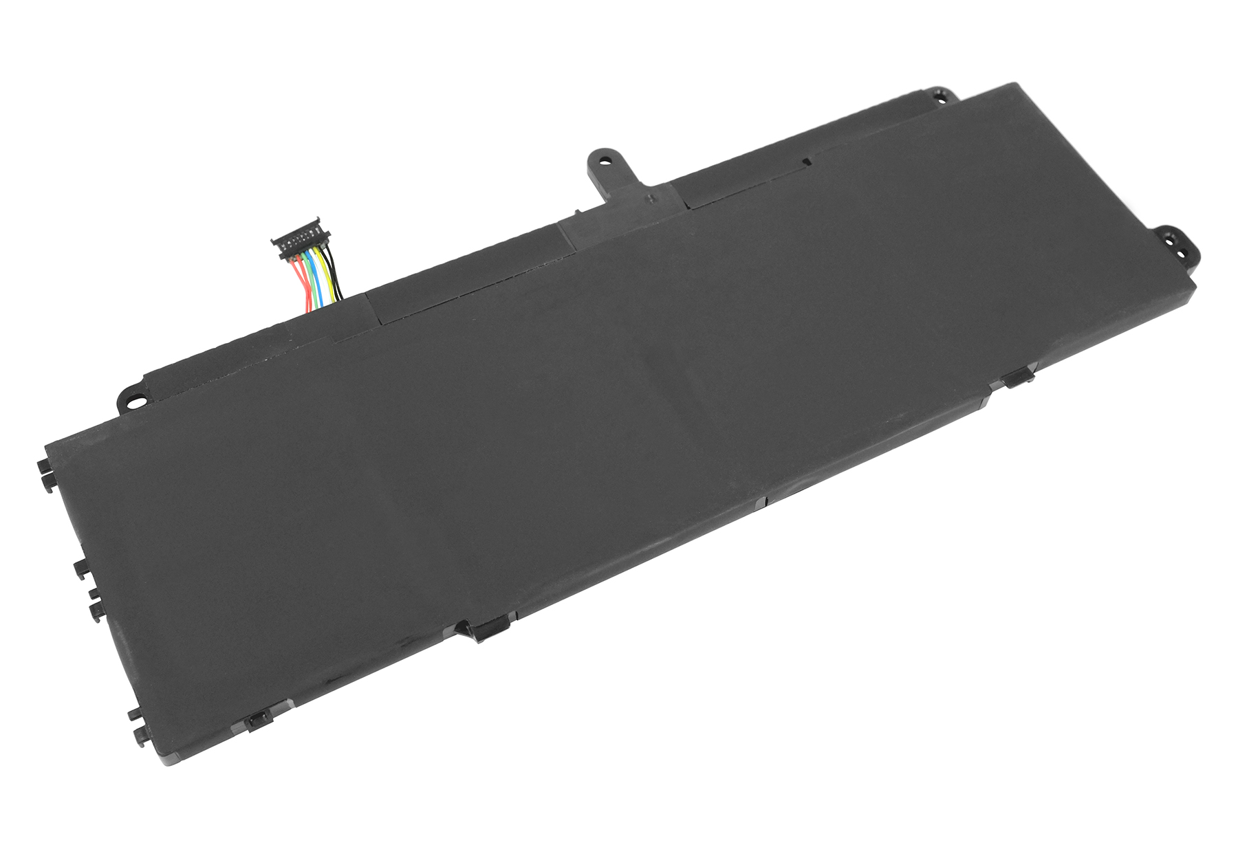 Ein rechteckiger, schwarzer Laptop-Akku mit Stecker und farbigen Drähten, isoliert auf weißem Hintergrund.