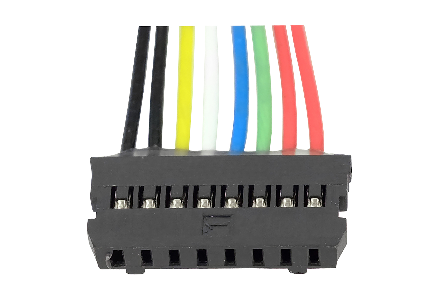 Nahaufnahme eines schwarzen Steckers mit farbigen Drähten: schwarz, gelb, weiß, blau, grün und rot. Der Stecker befindet sich auf weißem Hintergrund.