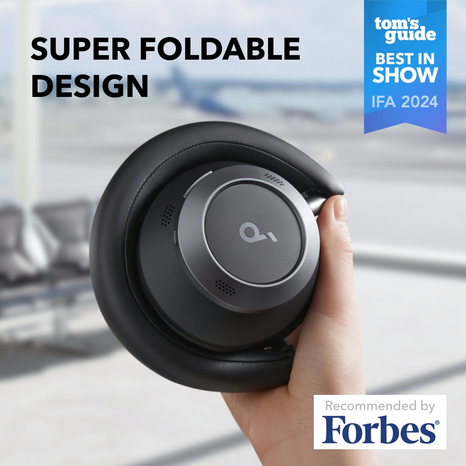 Eine Hand hält einen zusammengeklappten grauen Kopfhörer. Text: 'SUPER FOLDABLE DESIGN'. Auszeichnung 'Best in Show' und Forbes-Logo.