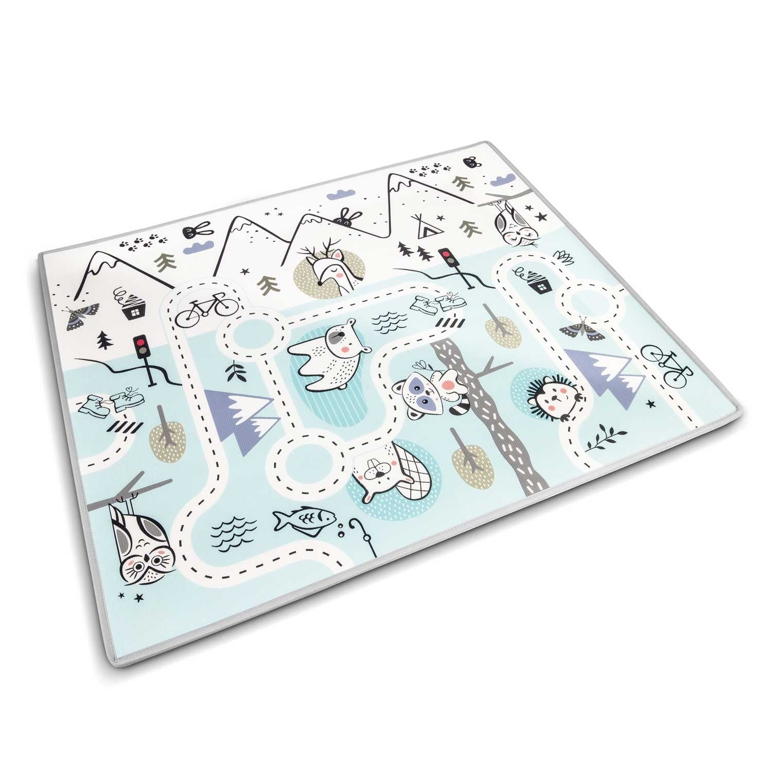 Alfombra de juego con diseño de carretera. Presenta montañas, animales, árboles, casas y un lago con un pez. Colores azul y blanco suaves.