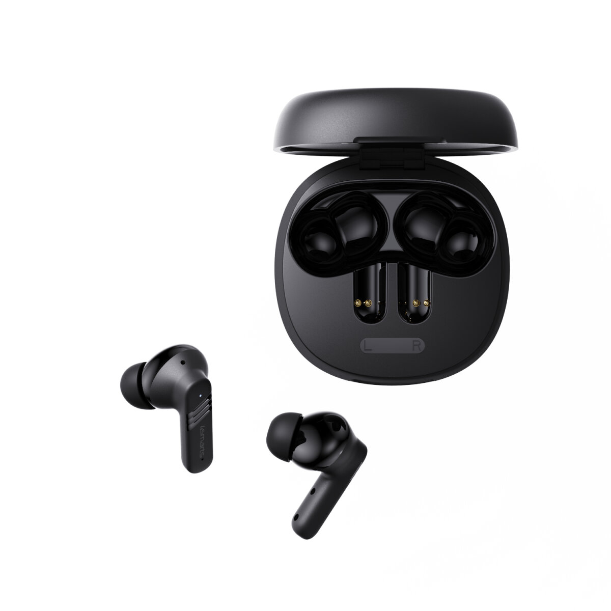 Auricolari wireless neri, uno nella custodia e due fuori. La custodia è aperta. Sfondo bianco.