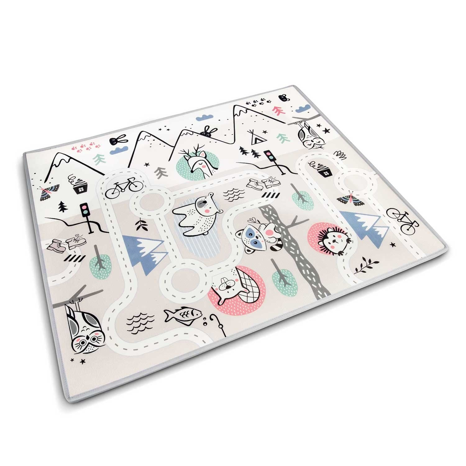 Un tapete de juego con ilustraciones de carreteras y animales. Presenta montañas, árboles, animales y un diseño de mapa de carreteras con varios iconos.