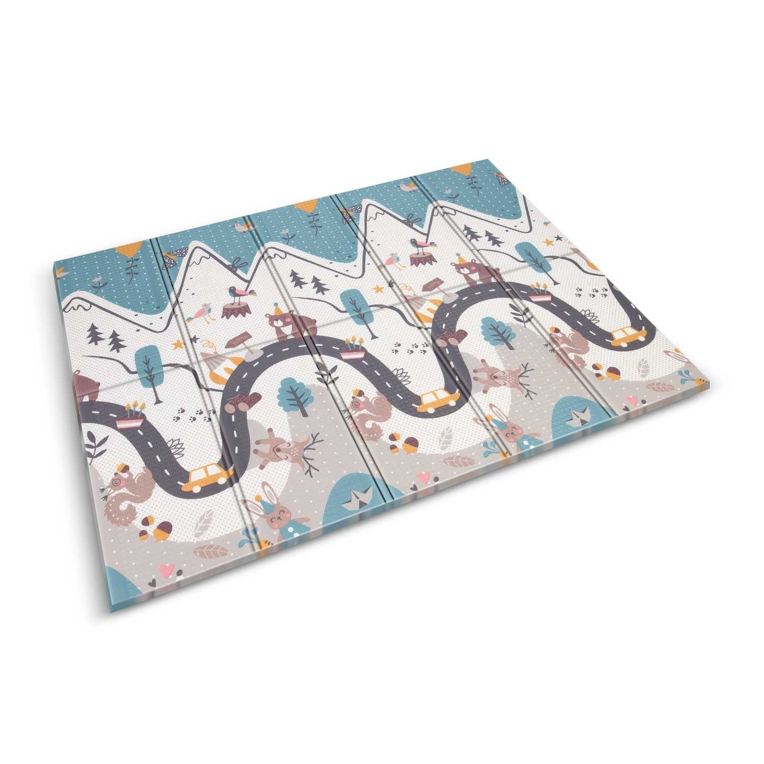 Un tapete colorido con diseño de carretera, montañas, árboles, animales y coches. Colores pastel suaves crean un ambiente lúdico.