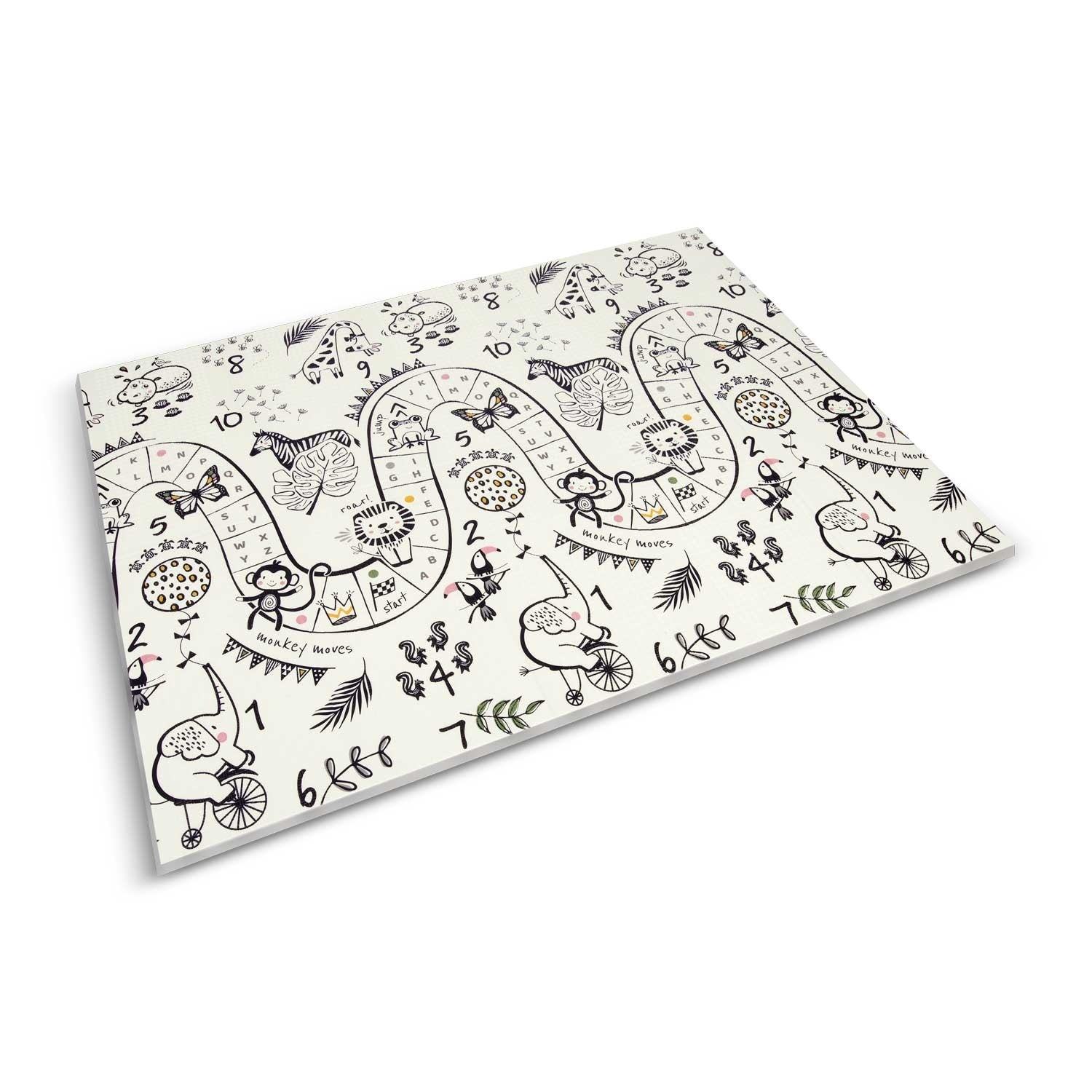 Alfombra de juego con temática de jungla. Tiene un camino con números, animales, letras y las palabras 'monkey moves' y 'start'.