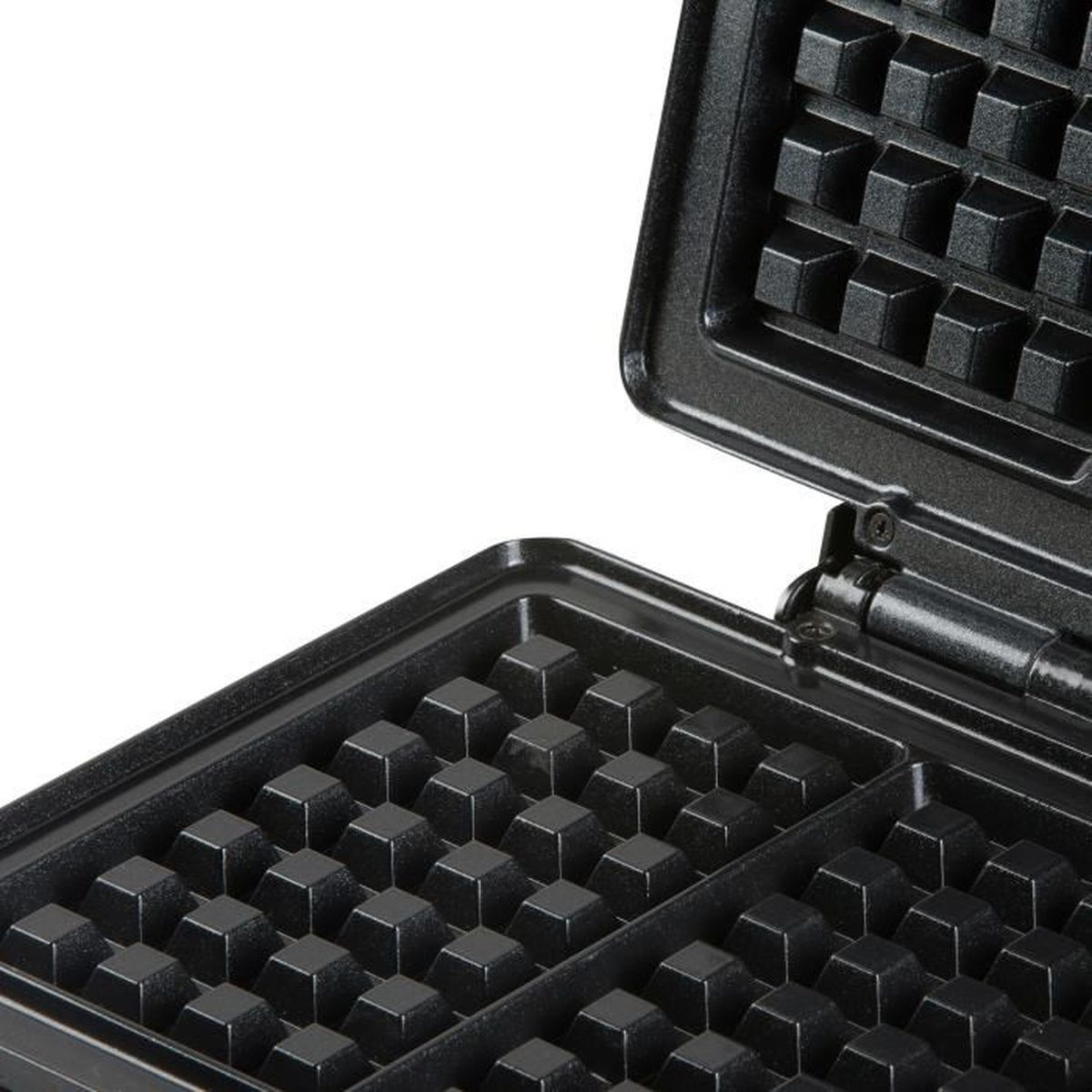 Primo piano di una macchina per waffle nera, aperta. La piastra della macchina per waffle è visibile con rientranze quadrate. Sfondo bianco.