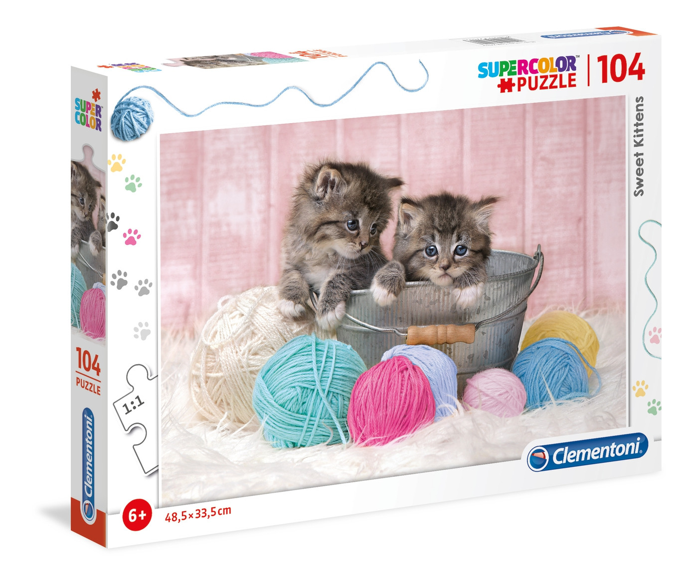 Pudełko z puzzlami z dwoma kociętami w wiadrze, otoczone kulkami wełny. Pudełko jest białe z tekstem i obrazami.