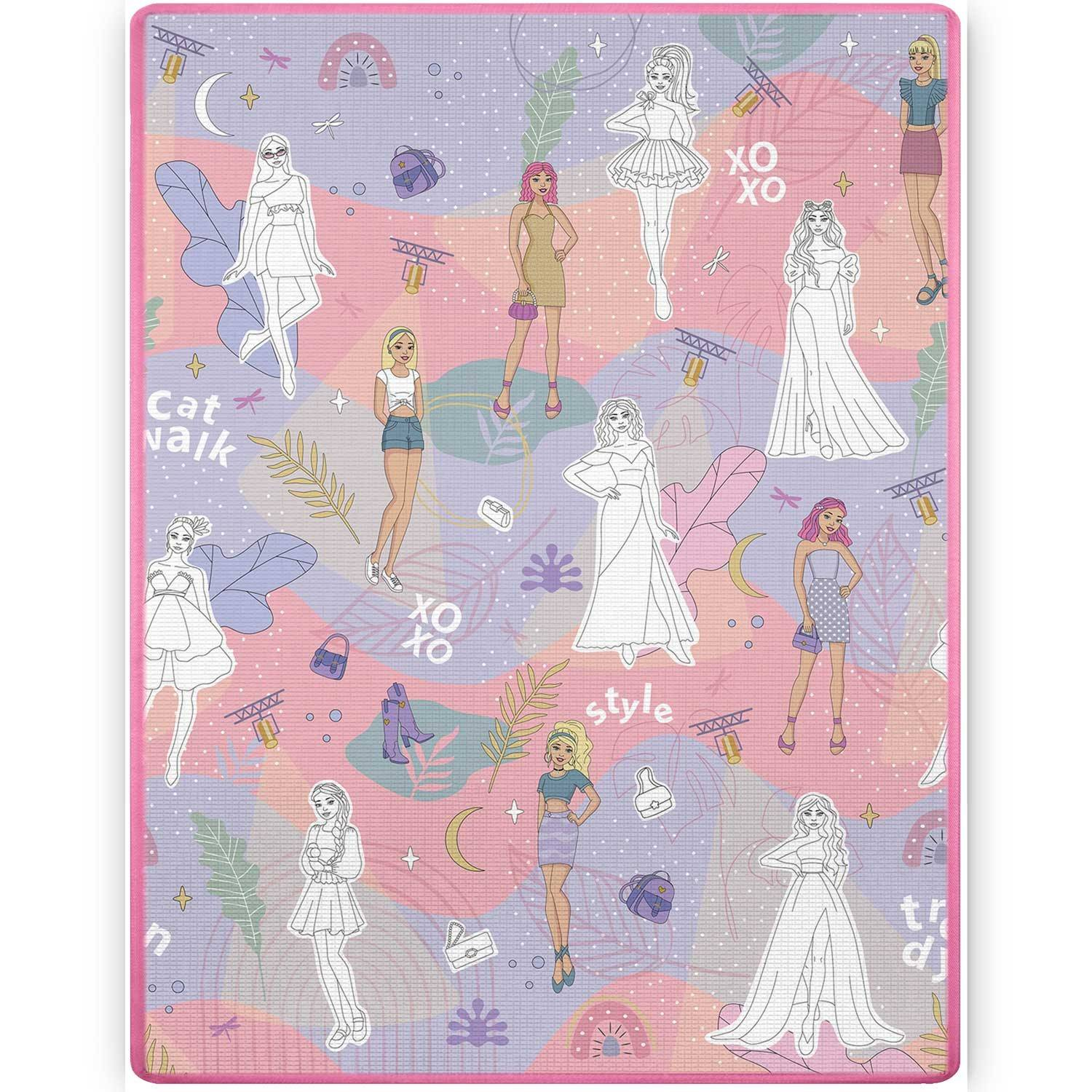 Una manta con ilustraciones de moda. Varias figuras femeninas delineadas con diferentes atuendos se distribuyen sobre un fondo colorido.