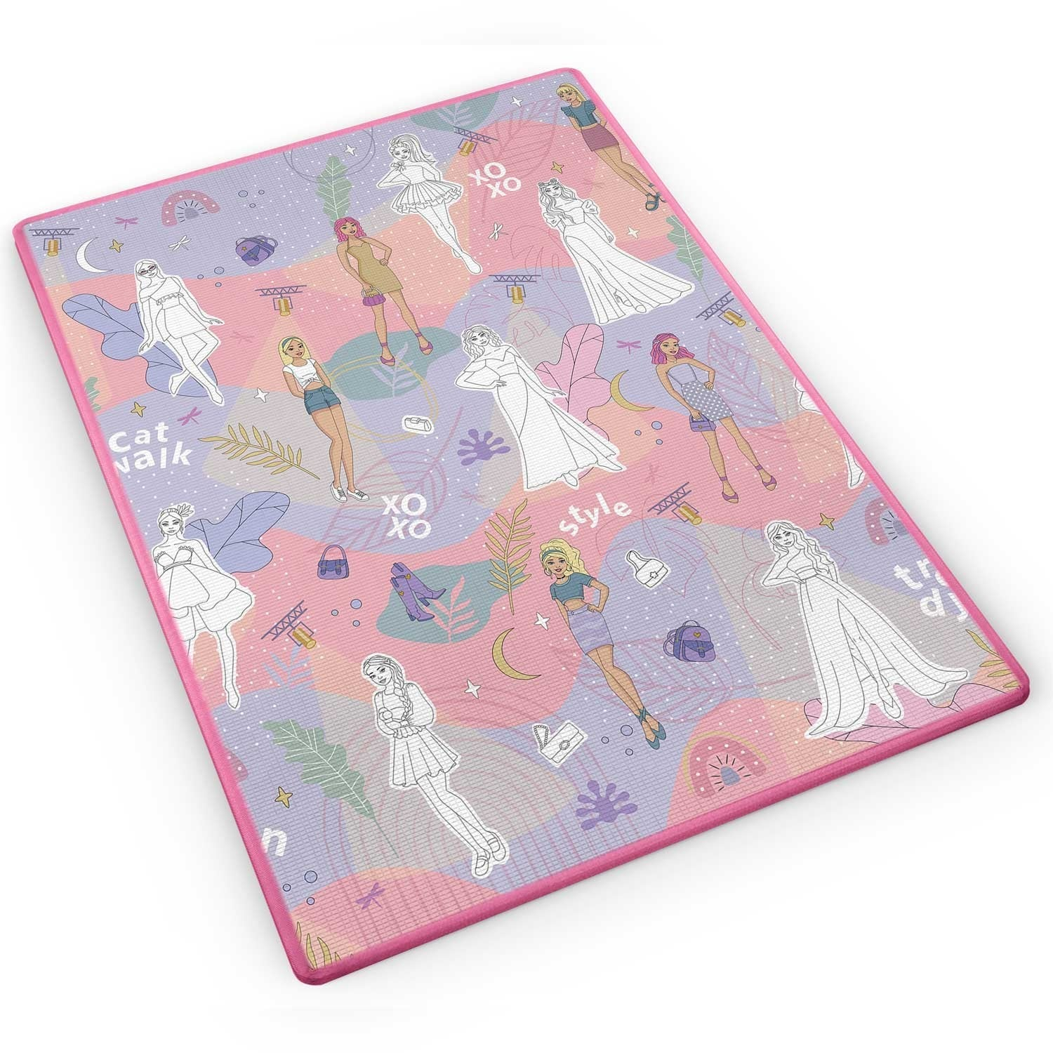 Una estera rectangular con borde rosa, con ilustraciones de moda de mujeres en varios atuendos sobre un fondo estampado.