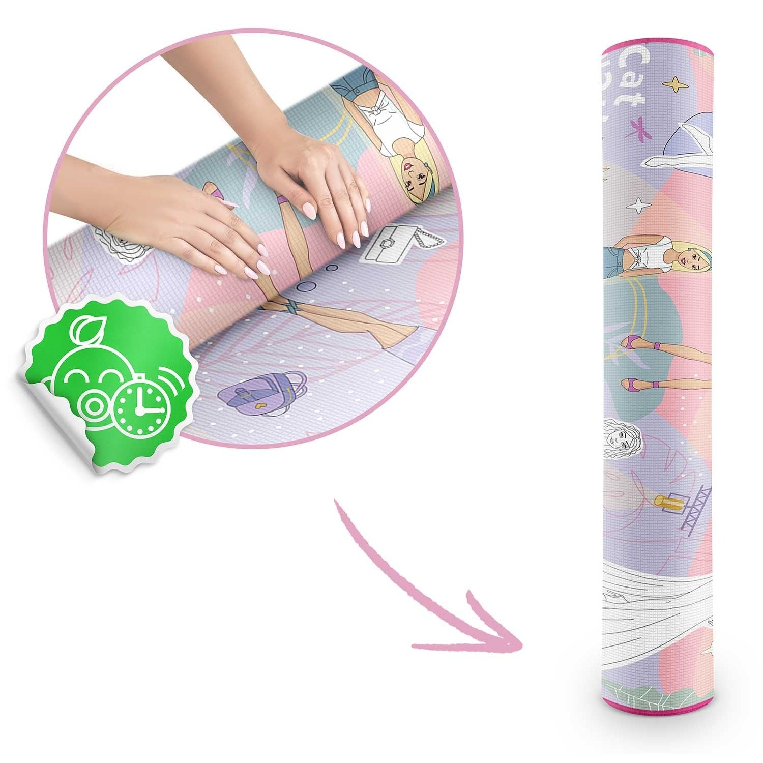 Una esterilla de yoga con ilustraciones, manos sobre ella y una pegatina verde. La esterilla enrollada muestra ilustraciones de mujeres. Una flecha rosa indica.