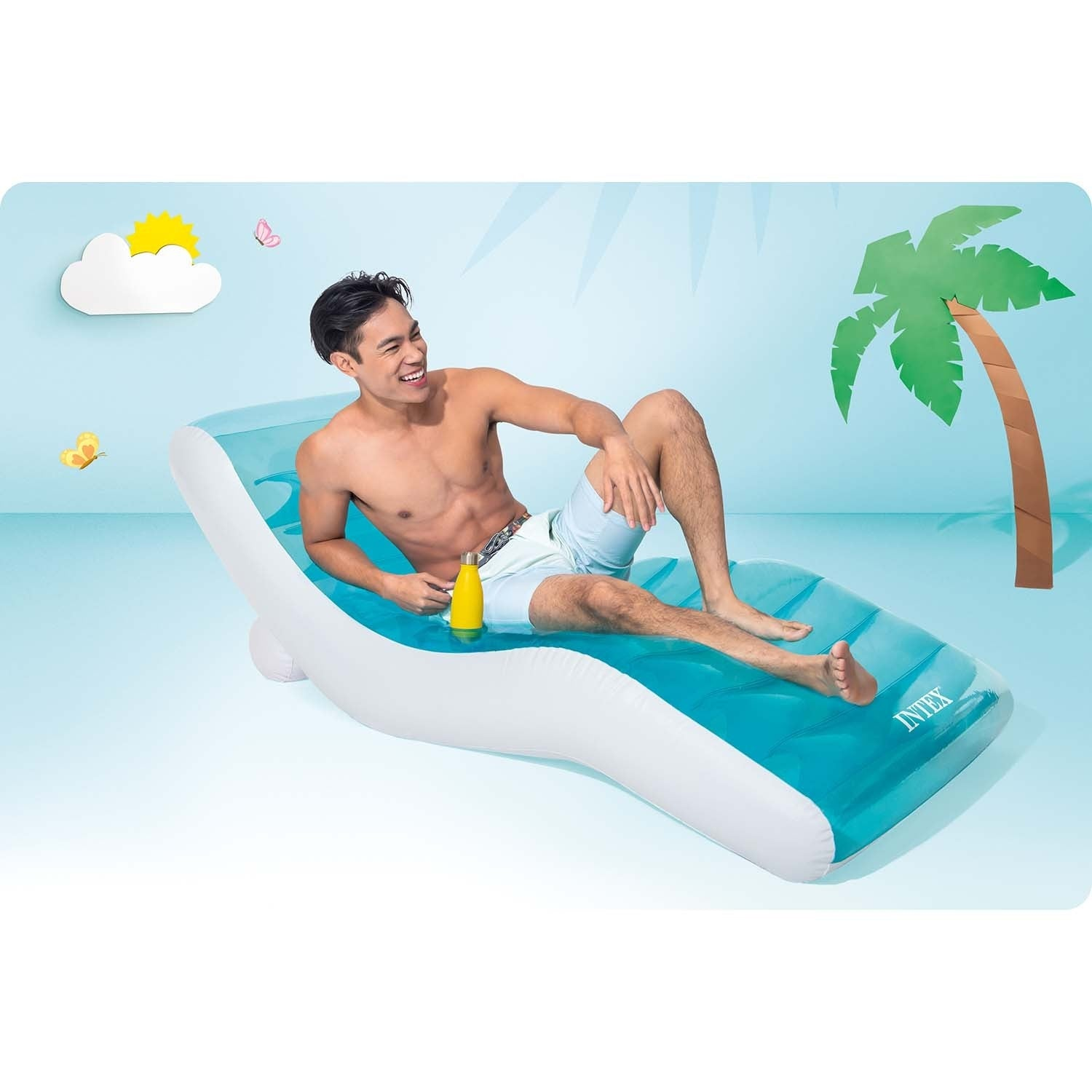 Un hombre se recuesta en una tumbona inflable con una botella amarilla. El fondo presenta una palmera, sol y mariposas.