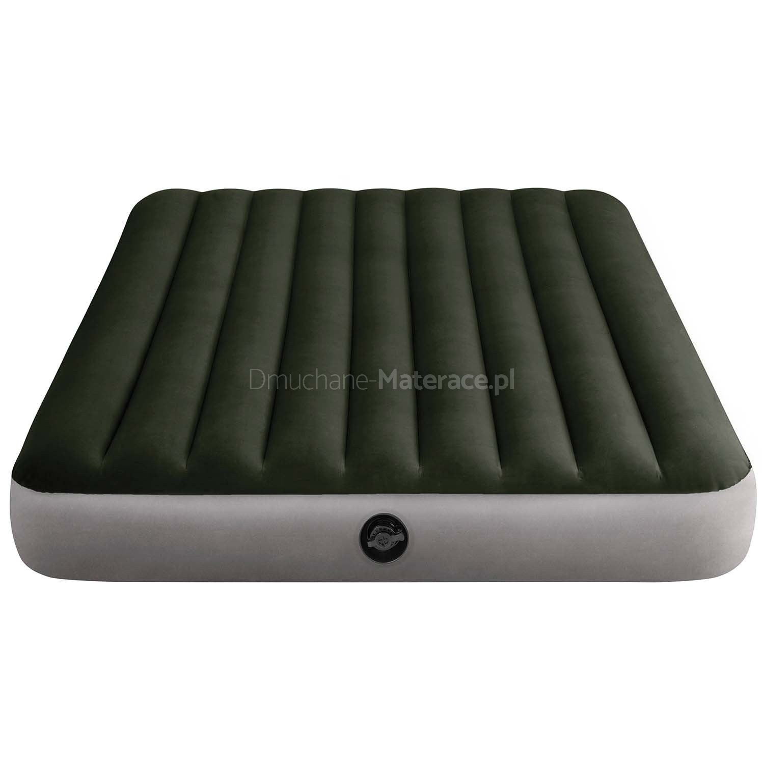 Un colchón inflable verde oscuro con base gris sobre fondo blanco. El colchón tiene crestas verticales.