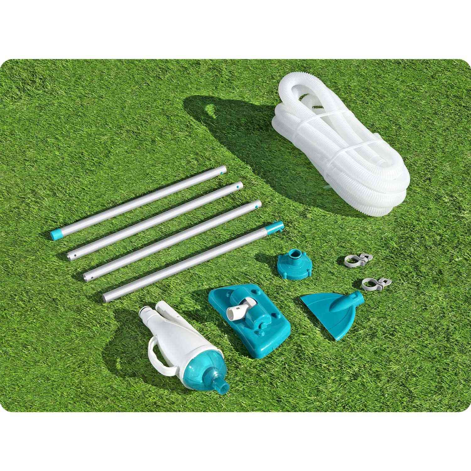 Kit de limpieza de piscina sobre césped verde. Incluye postes, manguera, cabezal de limpieza y otros accesorios en blanco y verde azulado.