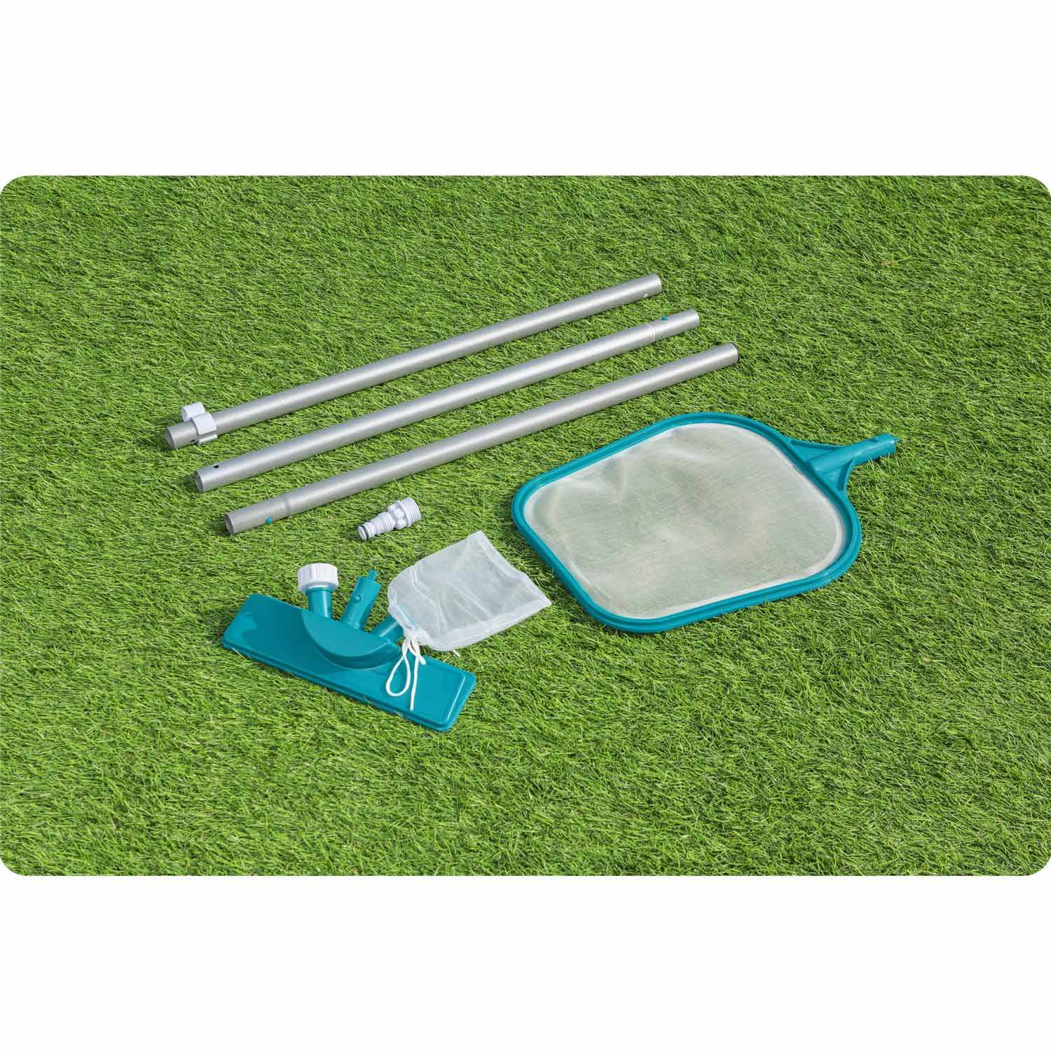 Kit de limpieza de piscinas sobre césped verde. Incluye postes, red, cabezal de aspiración y una bolsa pequeña. Todo es aguamarina y blanco.