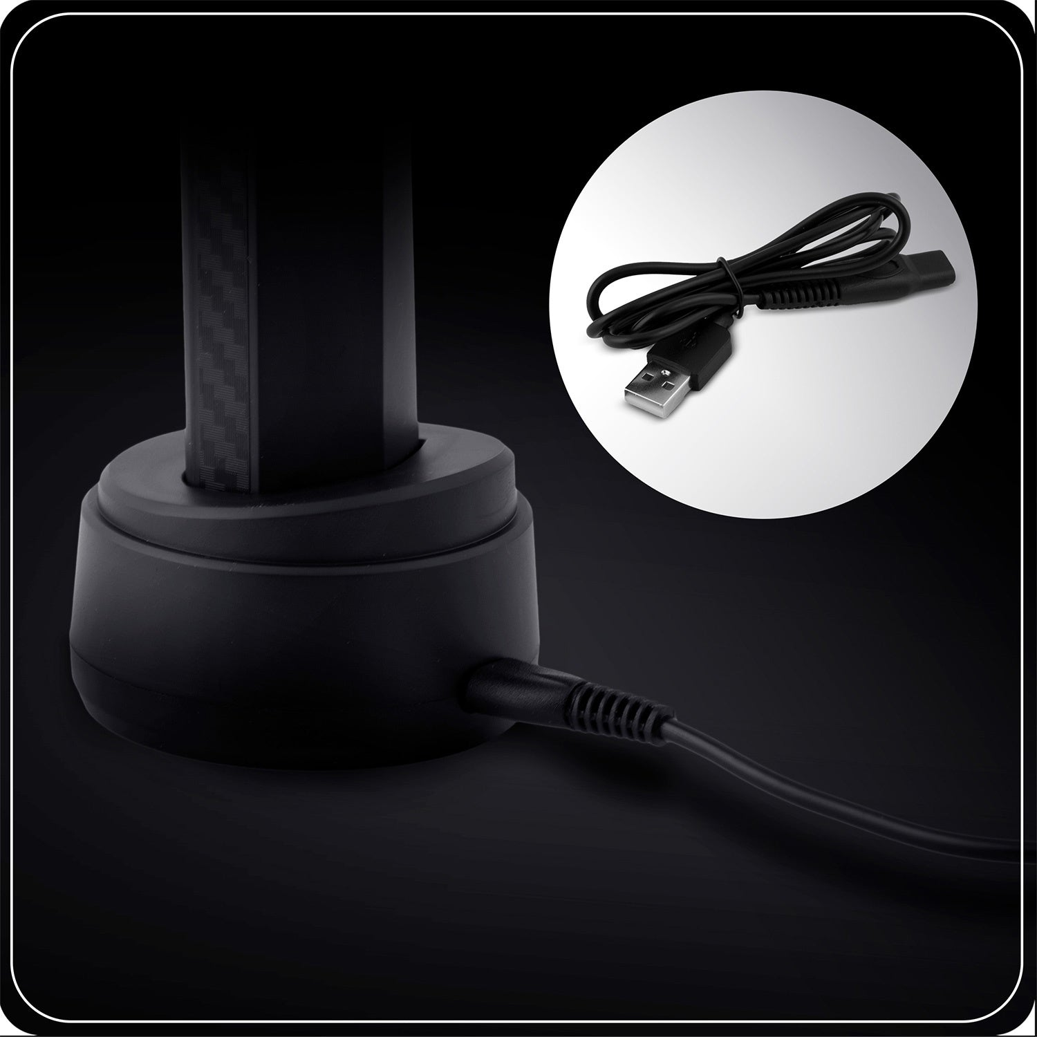 Base de carga negra con dispositivo y cable USB. Un círculo muestra el cable en detalle.