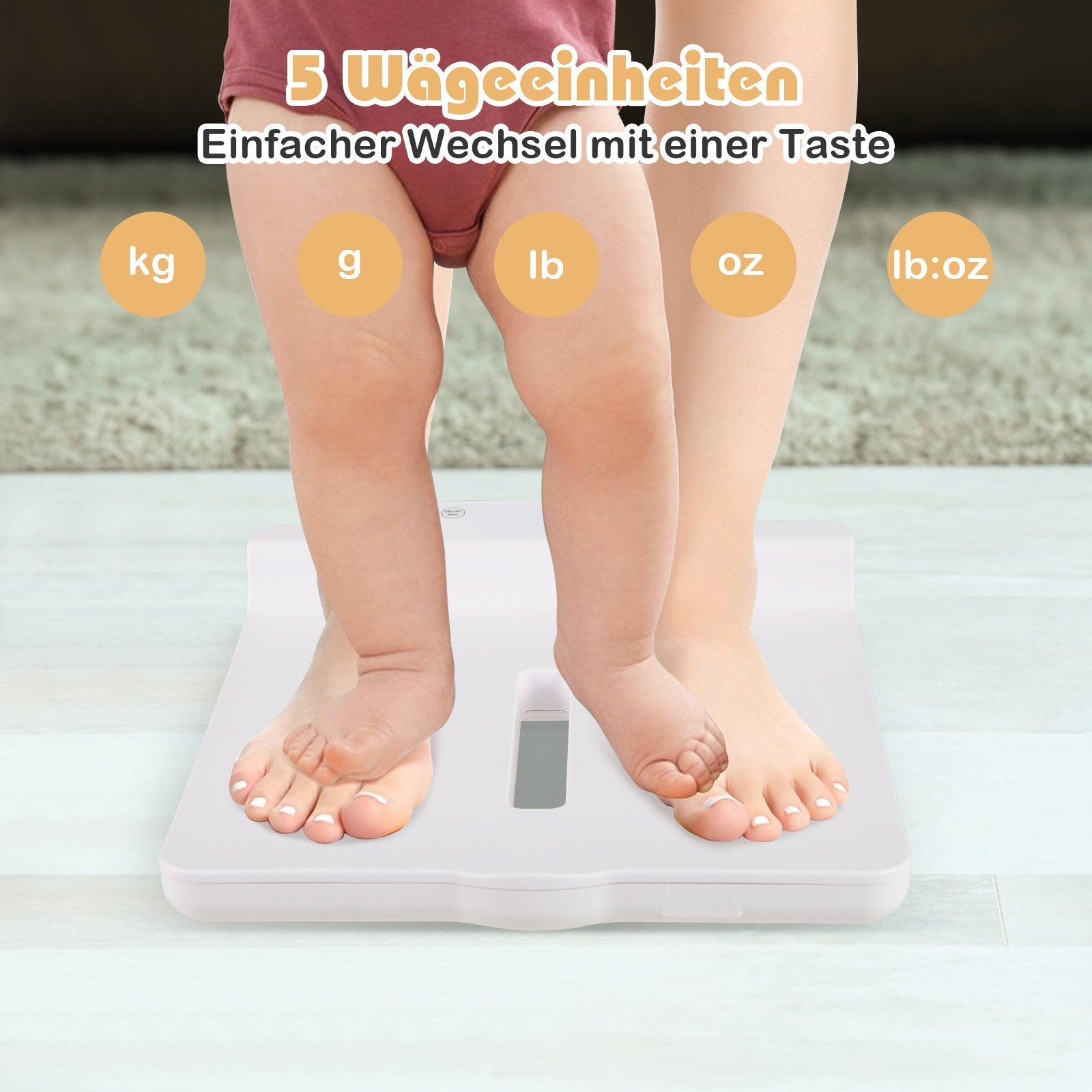 Un bebé y un adulto están de pie sobre una balanza blanca. La balanza muestra unidades de peso kg, g, lb, oz y lb:oz.
