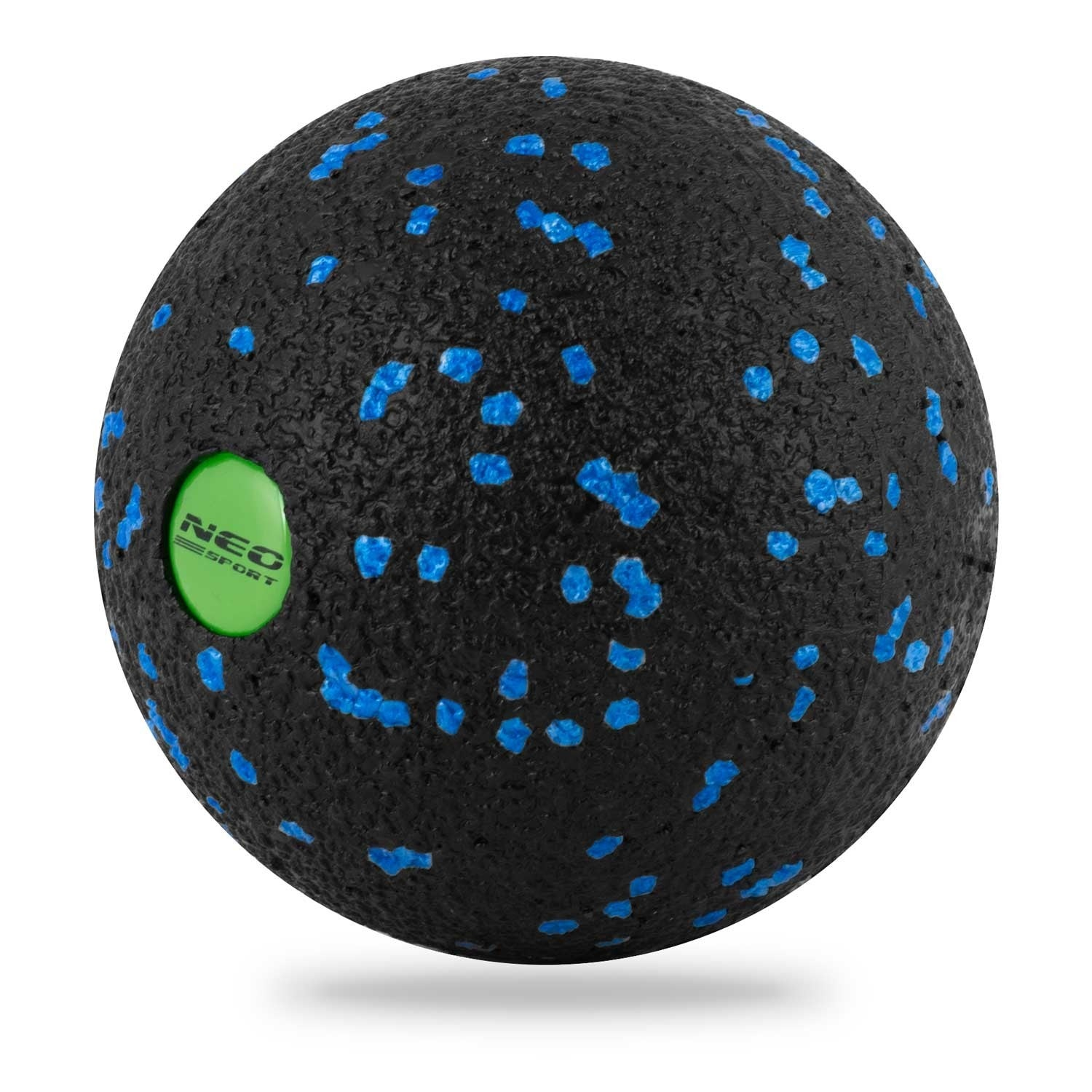Una pelota de masaje negra con puntos azules. Tiene un círculo verde con el nombre de la marca 'NEO SPORT'.