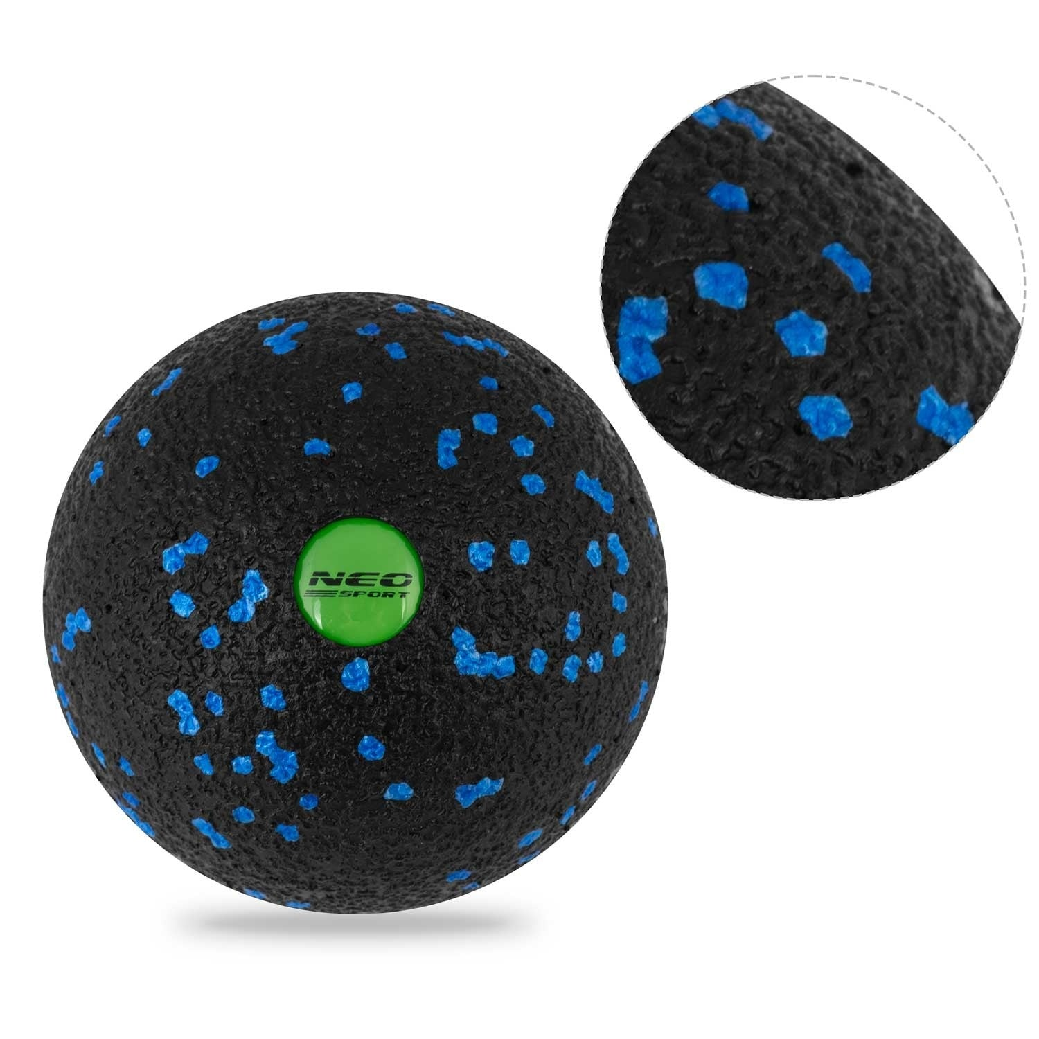 Una bola de masaje de espuma negra con puntos azules y un logotipo verde. Un primer plano muestra la textura y una vista ampliada.