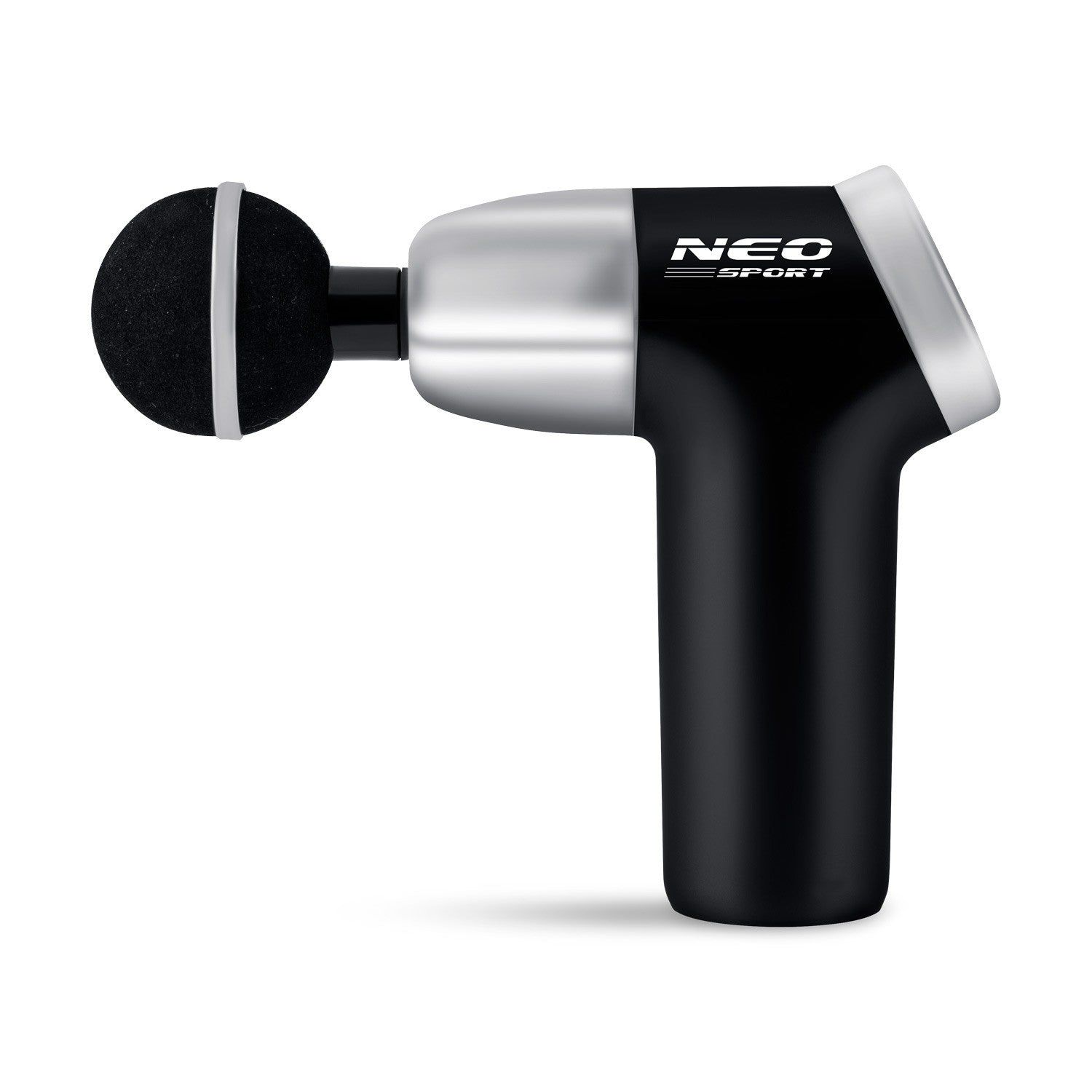 Una pistola de masaje NEO Sport negra y plateada. Tiene un cabezal redondo, un cuerpo plateado y un mango negro. El fondo es blanco.