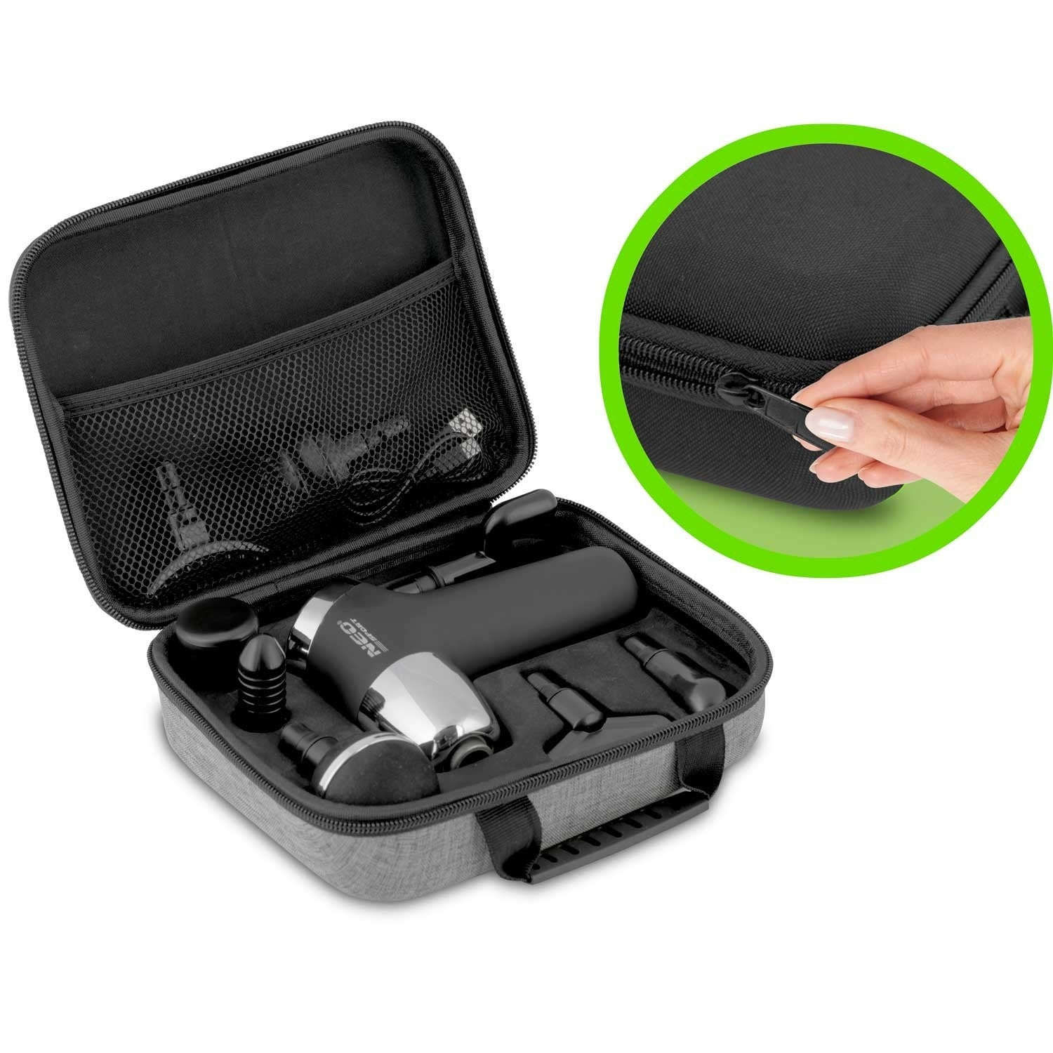 Un kit de pistola de masaje dentro de un estuche gris. El kit incluye la pistola, accesorios y una mano abriendo la cremallera.