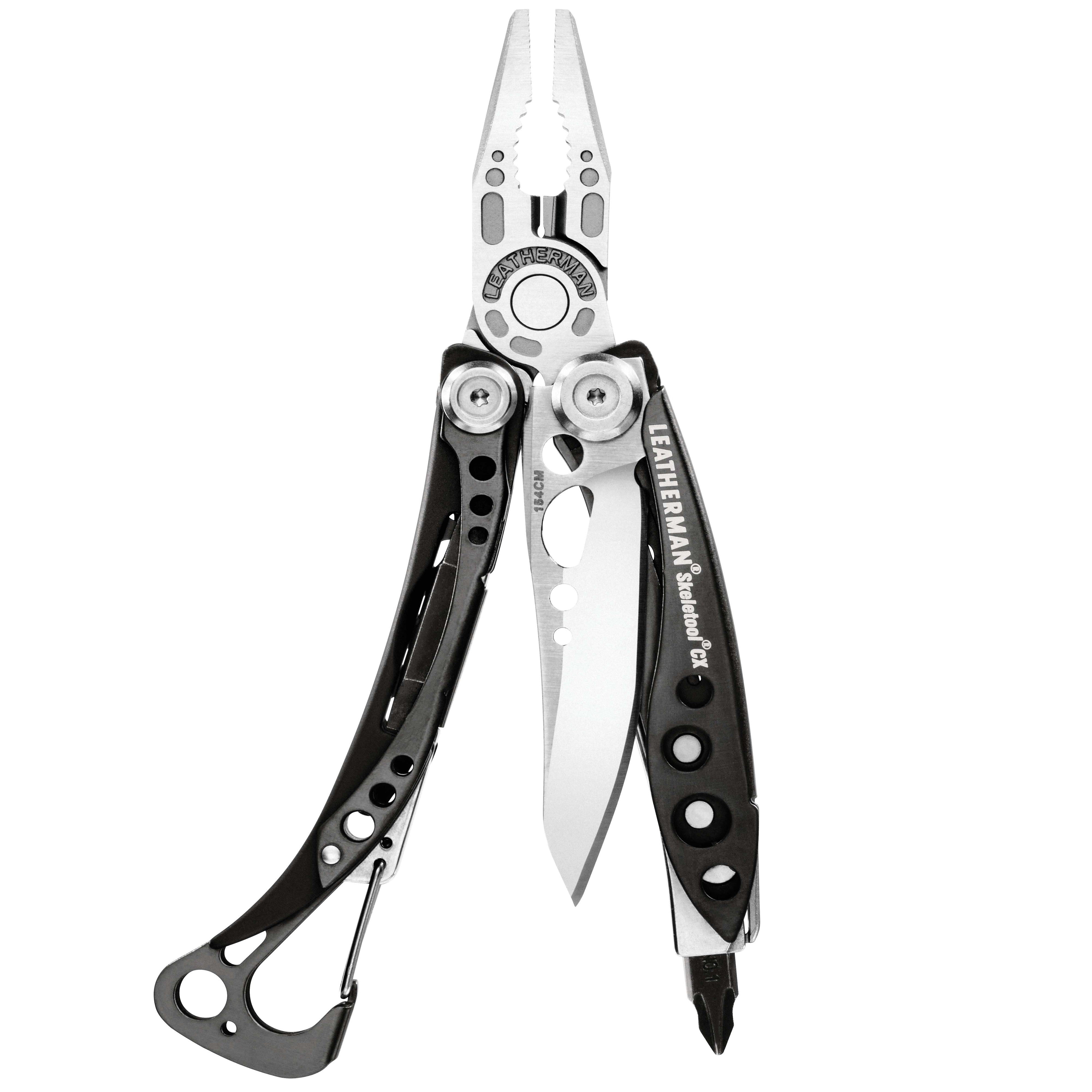 Ein Leatherman-Multitool mit Zange, Messer und Schraubendreher, geöffnet vor weißem Hintergrund.