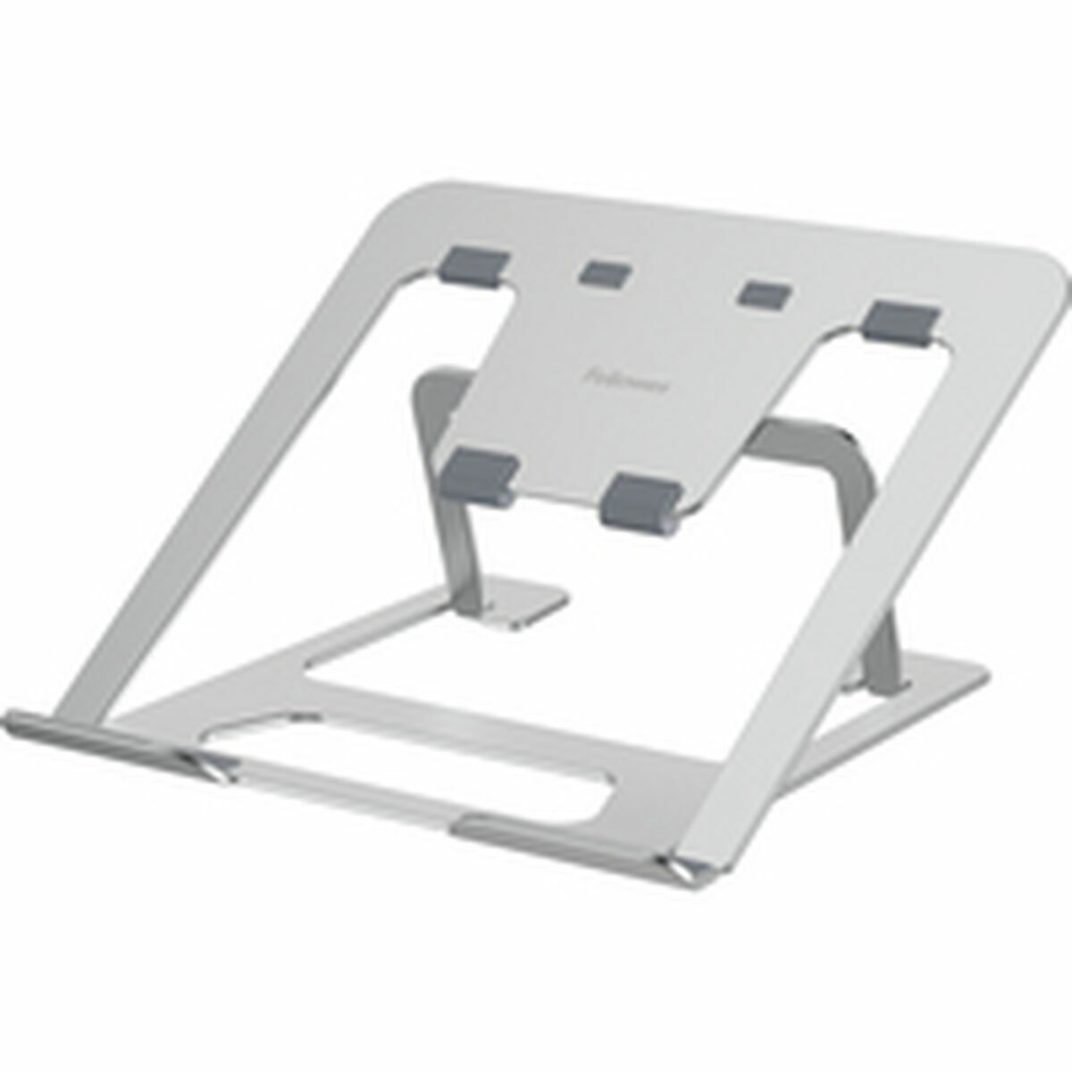 Un supporto per laptop argentato con cuscinetti in gomma grigia. Ha un design inclinato per un uso ergonomico. Il supporto è vuoto.