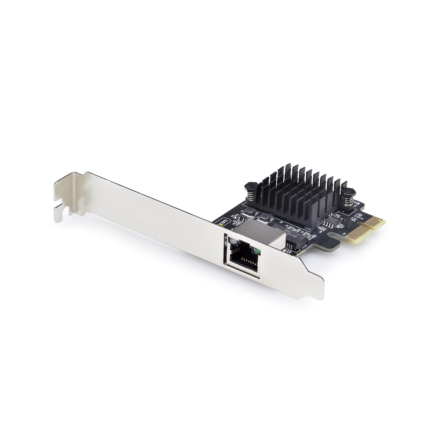 Eine Computernetzwerkkarte mit Metallhalterung und schwarzem Kühlkörper, vor weißem Hintergrund.