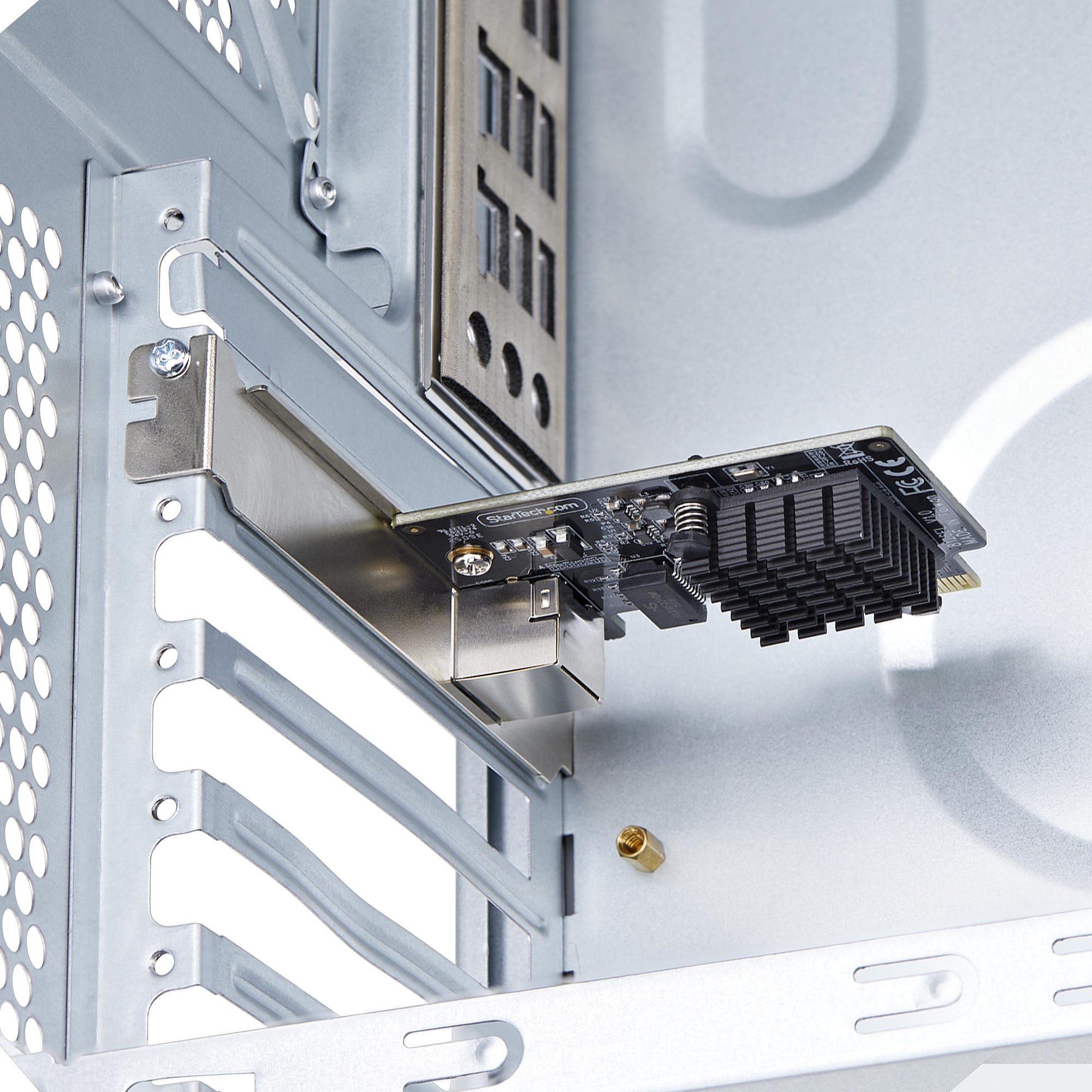 Eine Computerkomponente, eine schwarze Leiterplatte, ist in einem silbernen Computergehäuse installiert.