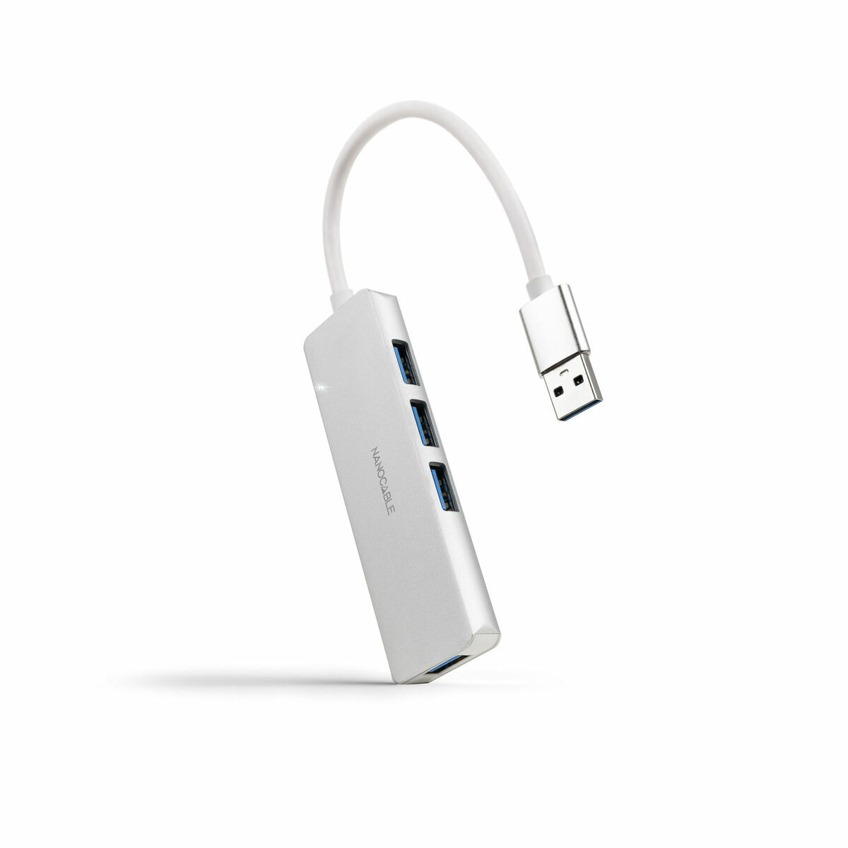 Un hub USB argentato con tre porte e un cavo bianco. Il connettore USB è in alto a destra.