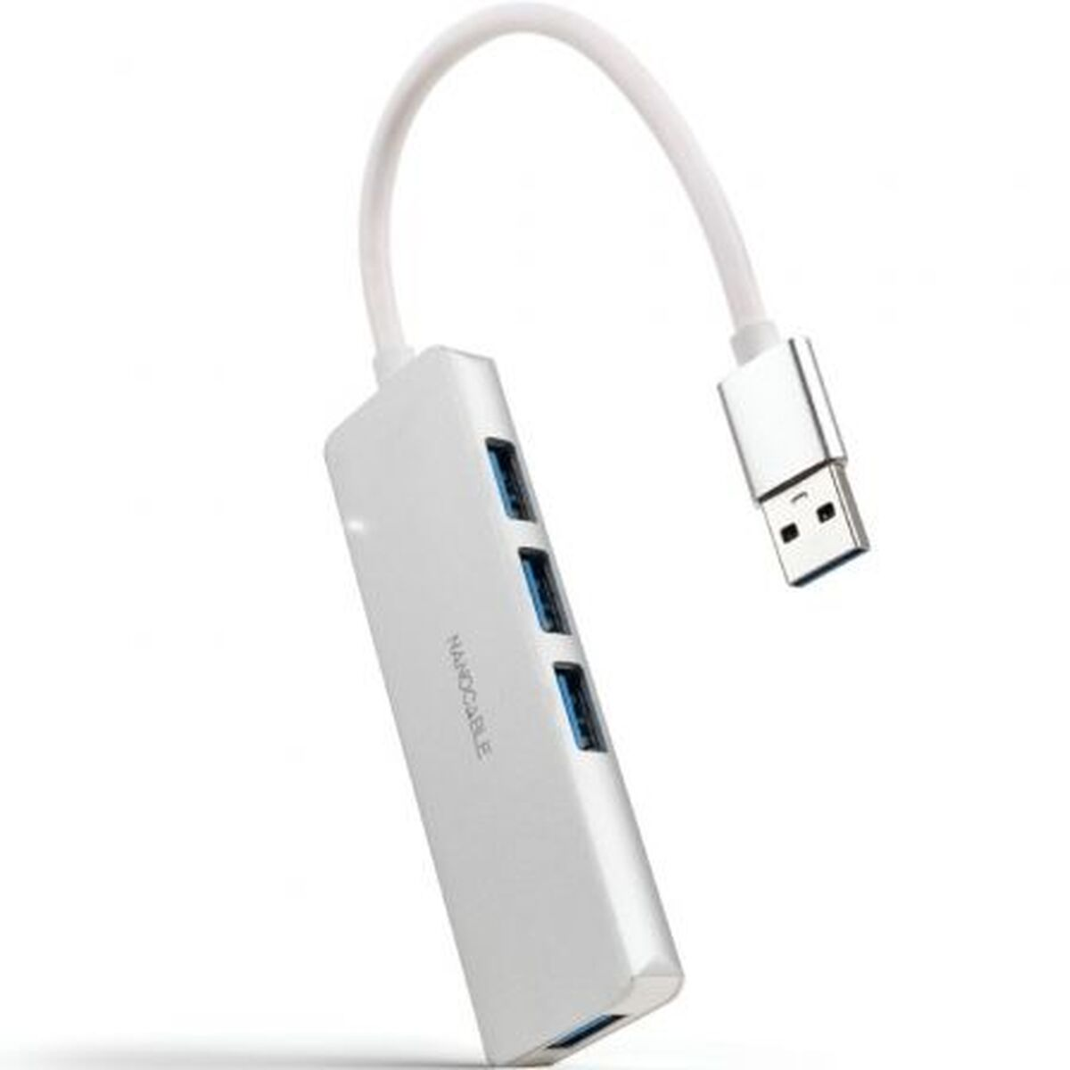 Un hub USB bianco con tre porte USB blu e un cavo bianco, con un connettore USB all'estremità. Il nome del marchio è visibile.