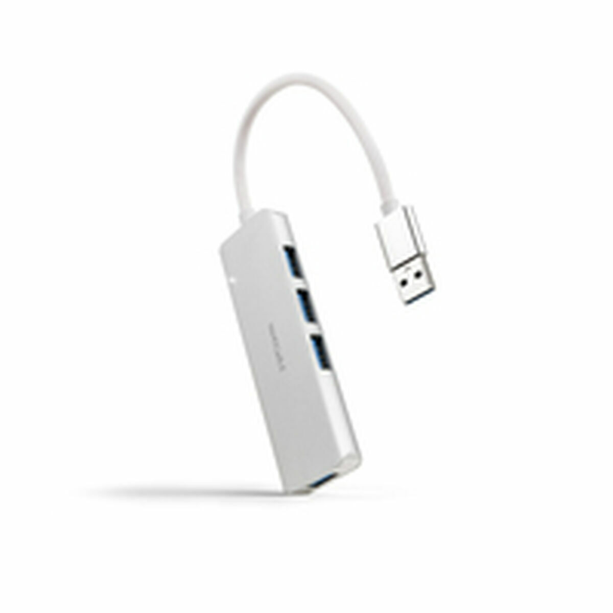 Un hub USB bianco con quattro porte e una spina USB collegata. L'hub è argentato e ha un cavo bianco curvo.