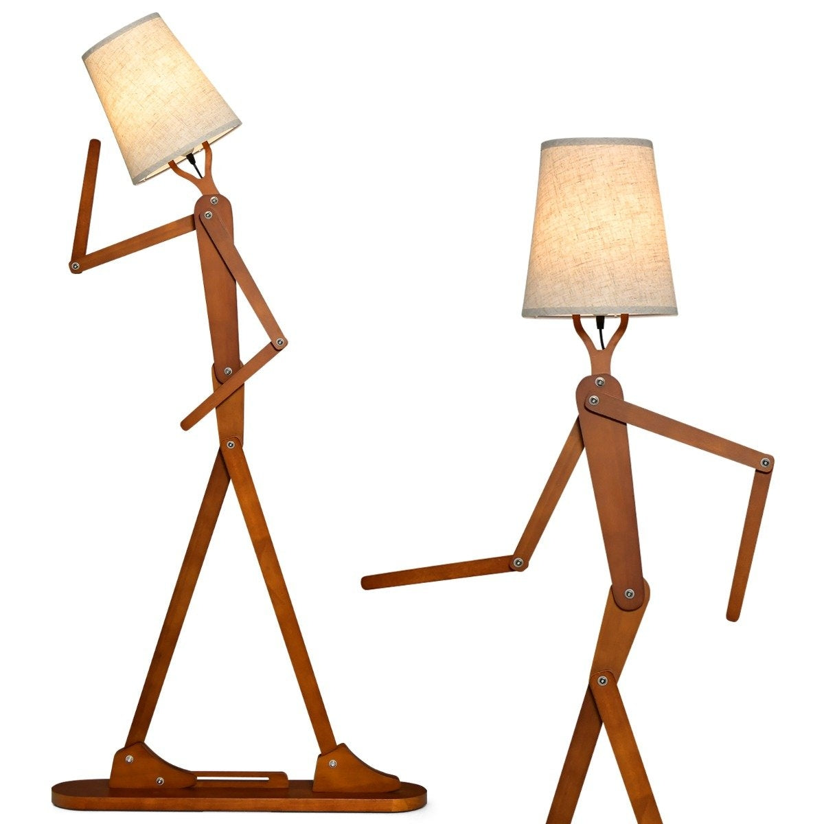 Dos lámparas de madera con forma de figuras de palo. Cada una tiene una pantalla beige. La pantalla de una lámpara está inclinada.