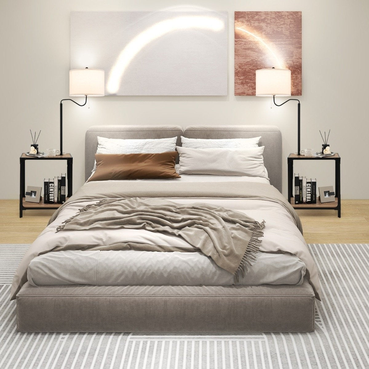 Un dormitorio con cama, mesas auxiliares, lámparas y obras de arte. Se utiliza una paleta de colores neutros. La cama tiene almohadas y una manta.