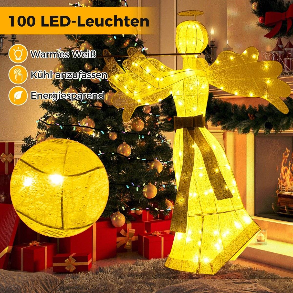 Una decoración de ángel brillante con luces se encuentra cerca de un árbol de Navidad y regalos envueltos. Hay una chimenea en el fondo.