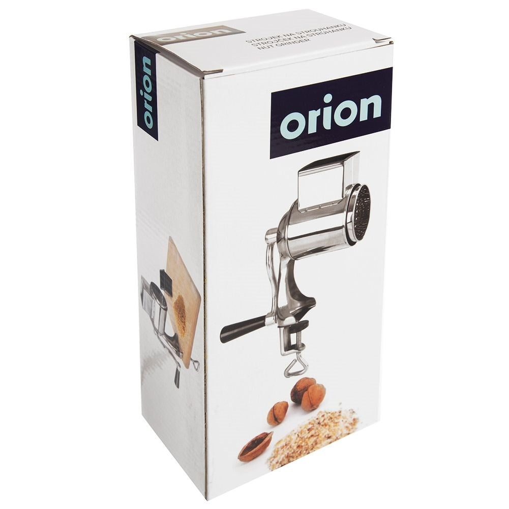 Una caja blanca con 'orion' escrito. Dentro hay un molinillo de nueces, algunas nueces y nueces molidas.