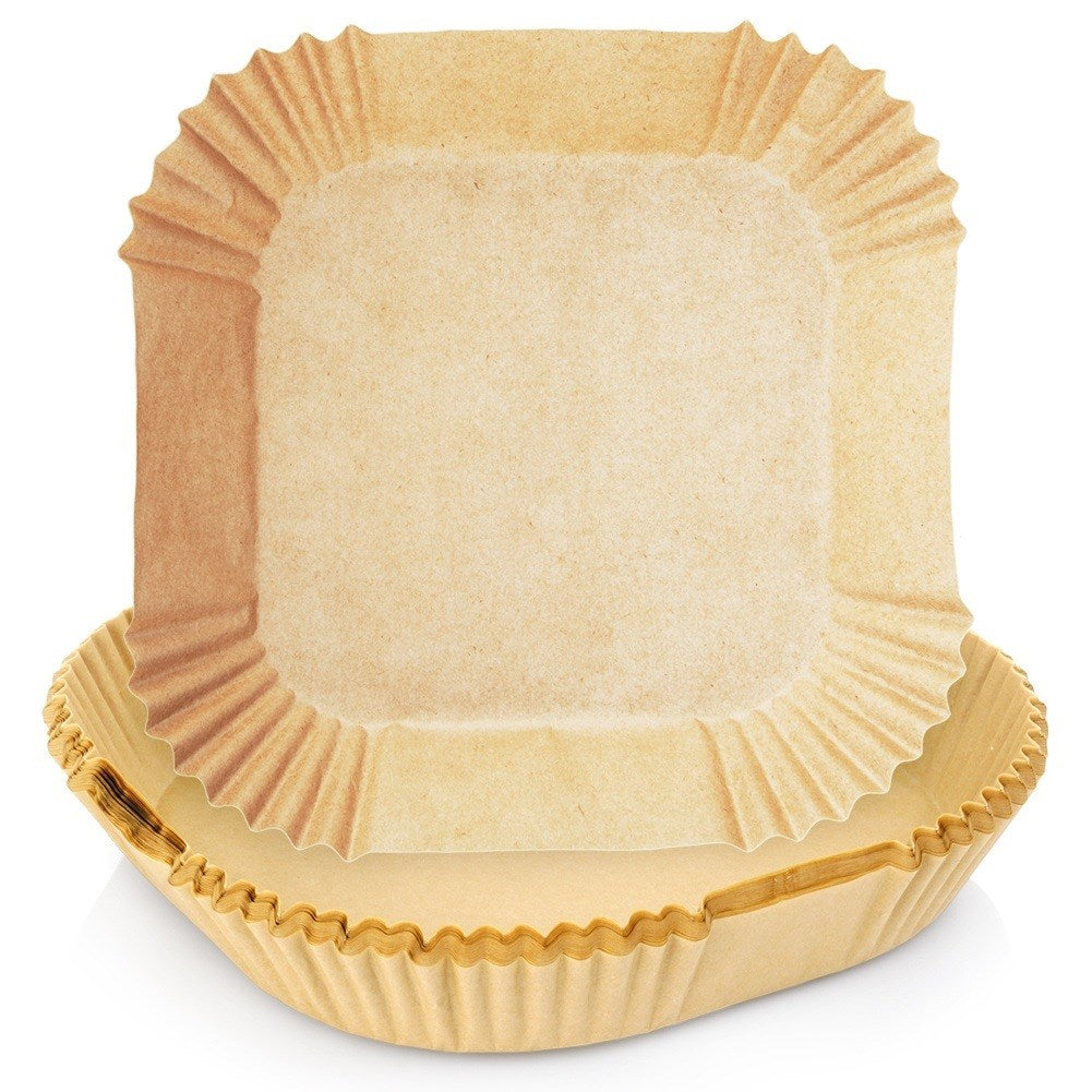 Dos moldes de papel marrón para hornear, uno dentro del otro, con forma cuadrada y bordes rizados, sobre fondo blanco.