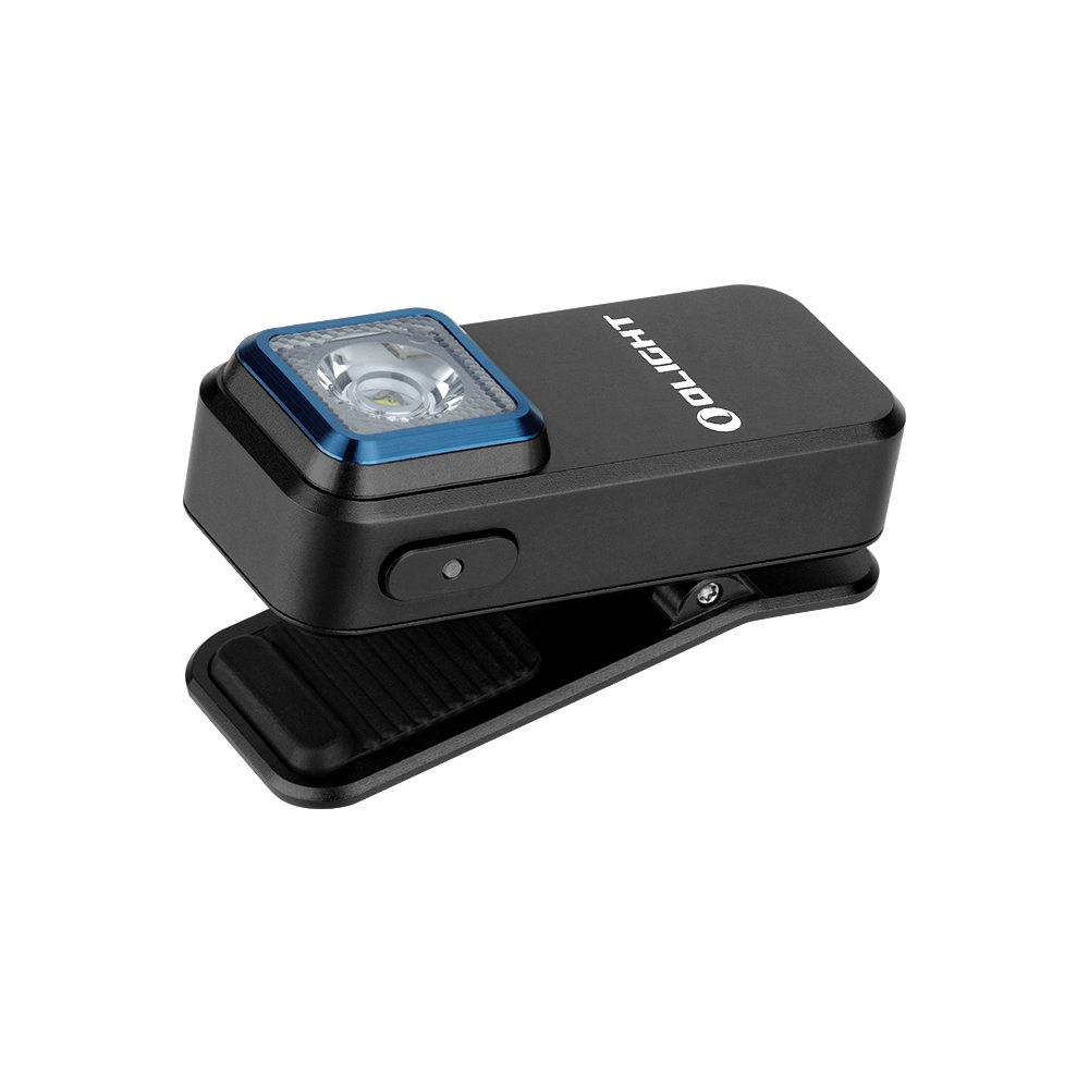 Una torcia Olight nera con un bordo blu intorno alla luce. Ha una clip ed è su sfondo bianco.